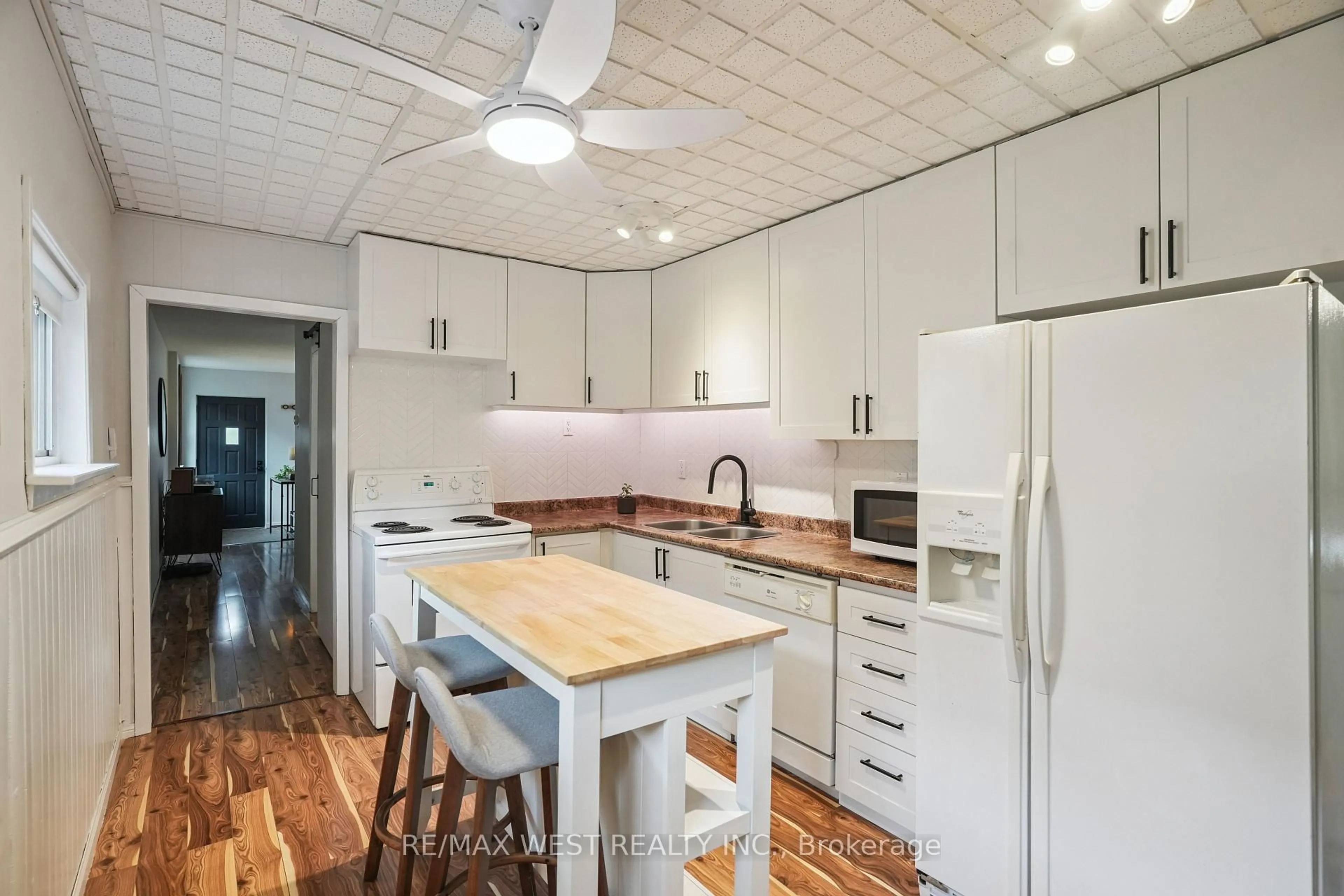 Open concept kitchen, wood/laminate floor for 2 Leyton Ave, Toronto Ontario M1L 3T4