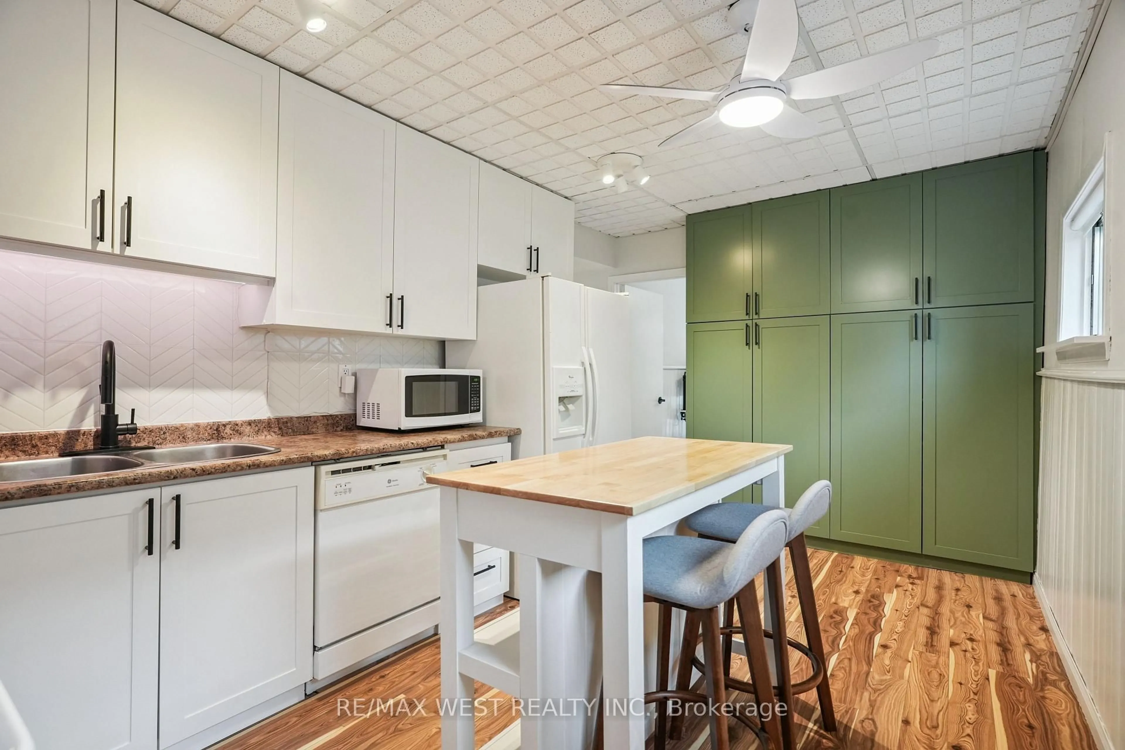 Standard kitchen, unknown for 2 Leyton Ave, Toronto Ontario M1L 3T4