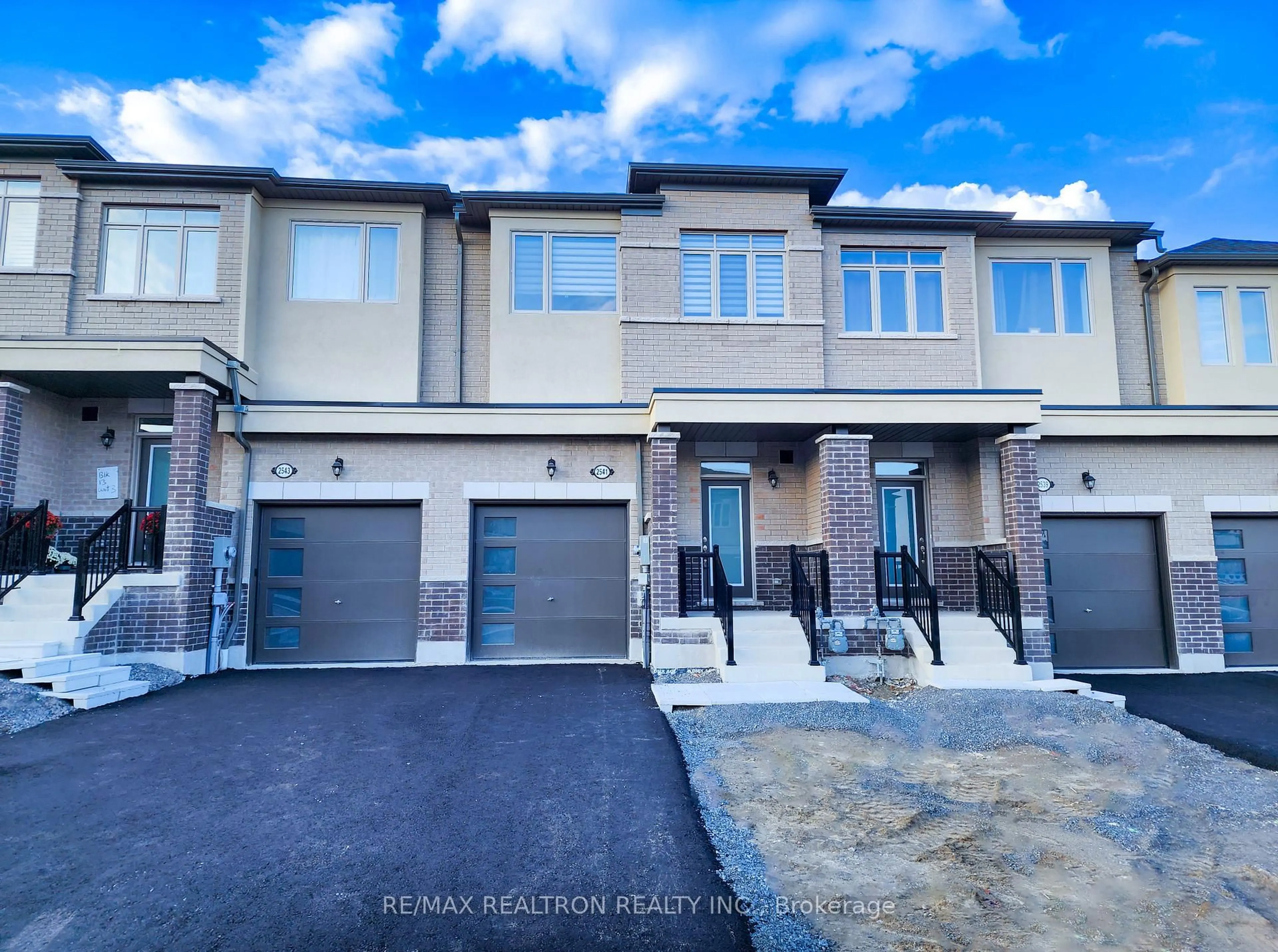 A pic from outside/outdoor area/front of a property/back of a property/a pic from drone, street for 2541 Winter Words Dr, Oshawa Ontario L1H 7K4