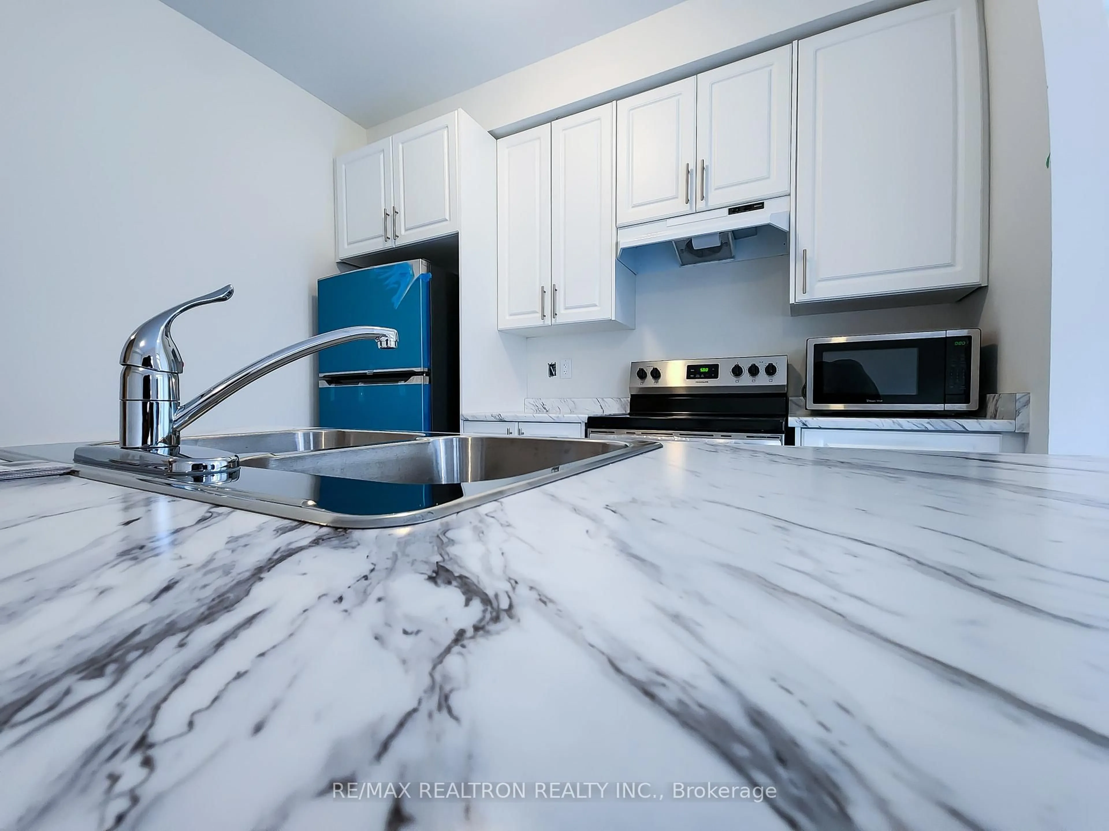 Contemporary kitchen, ceramic/tile floor for 2541 Winter Words Dr, Oshawa Ontario L1H 7K4