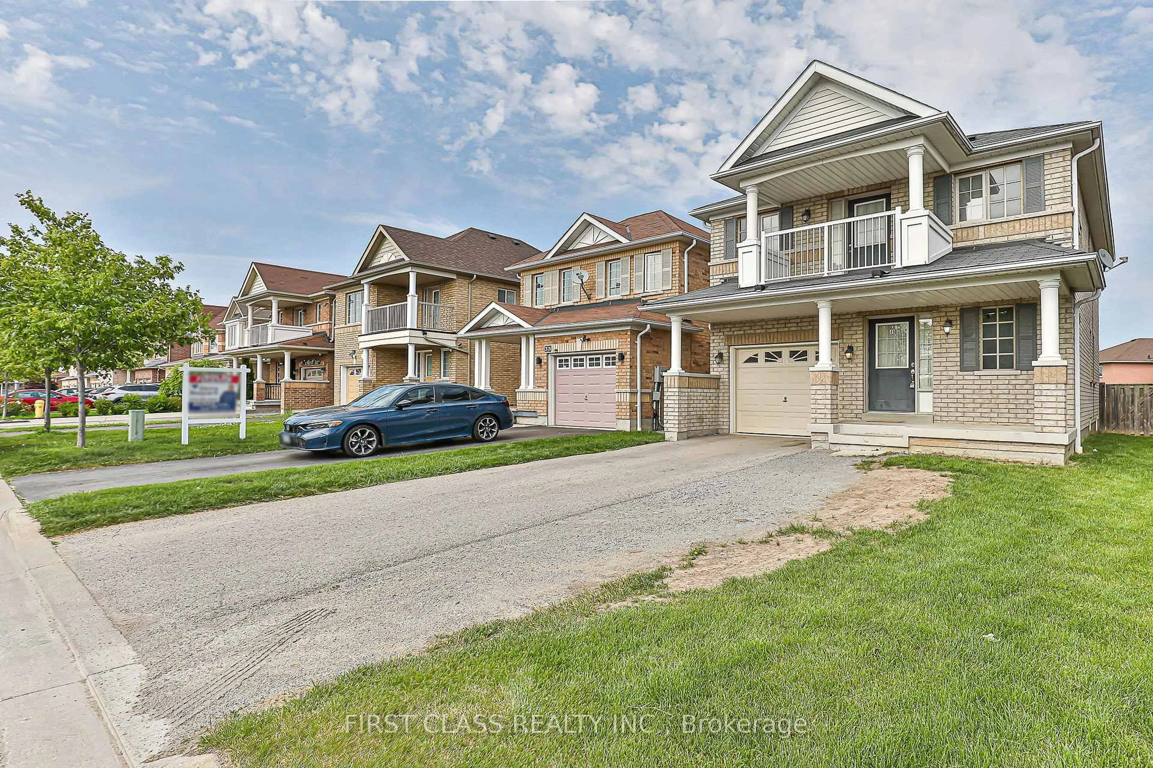 A pic from outside/outdoor area/front of a property/back of a property/a pic from drone, street for 35 Kirkland Pl, Whitby Ontario L1P 1X3