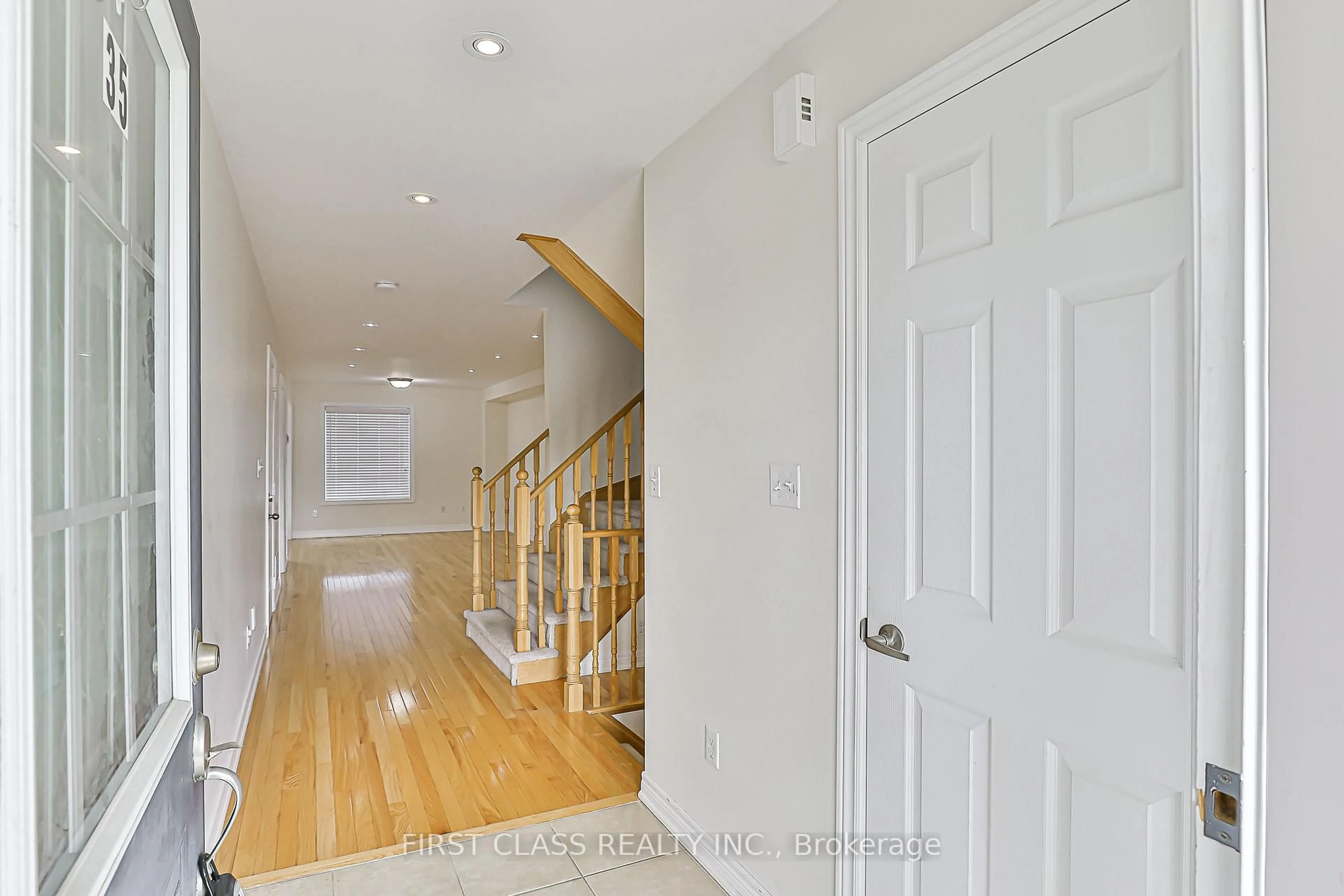 Indoor foyer for 35 Kirkland Pl, Whitby Ontario L1P 1X3