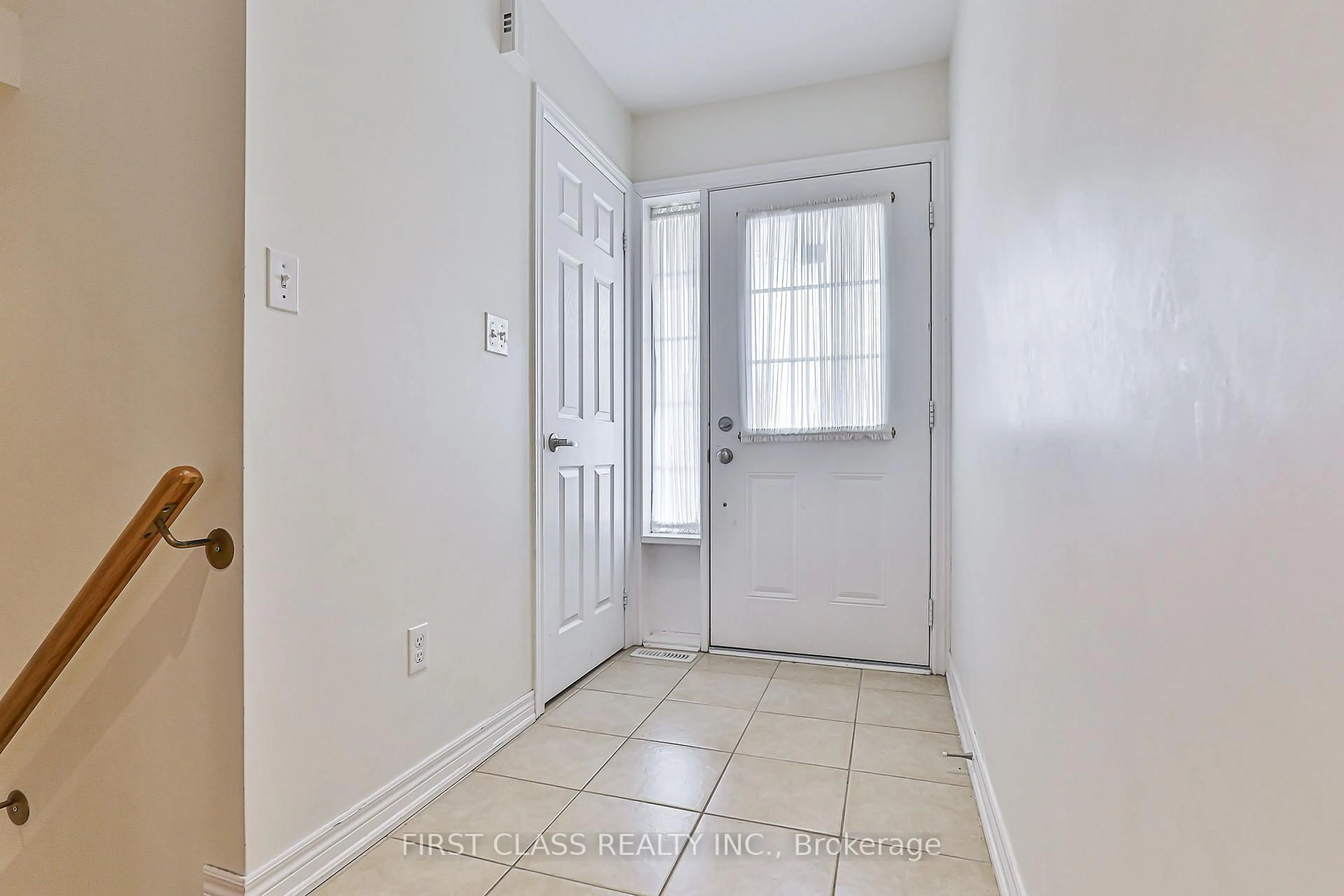 Indoor entryway for 35 Kirkland Pl, Whitby Ontario L1P 1X3