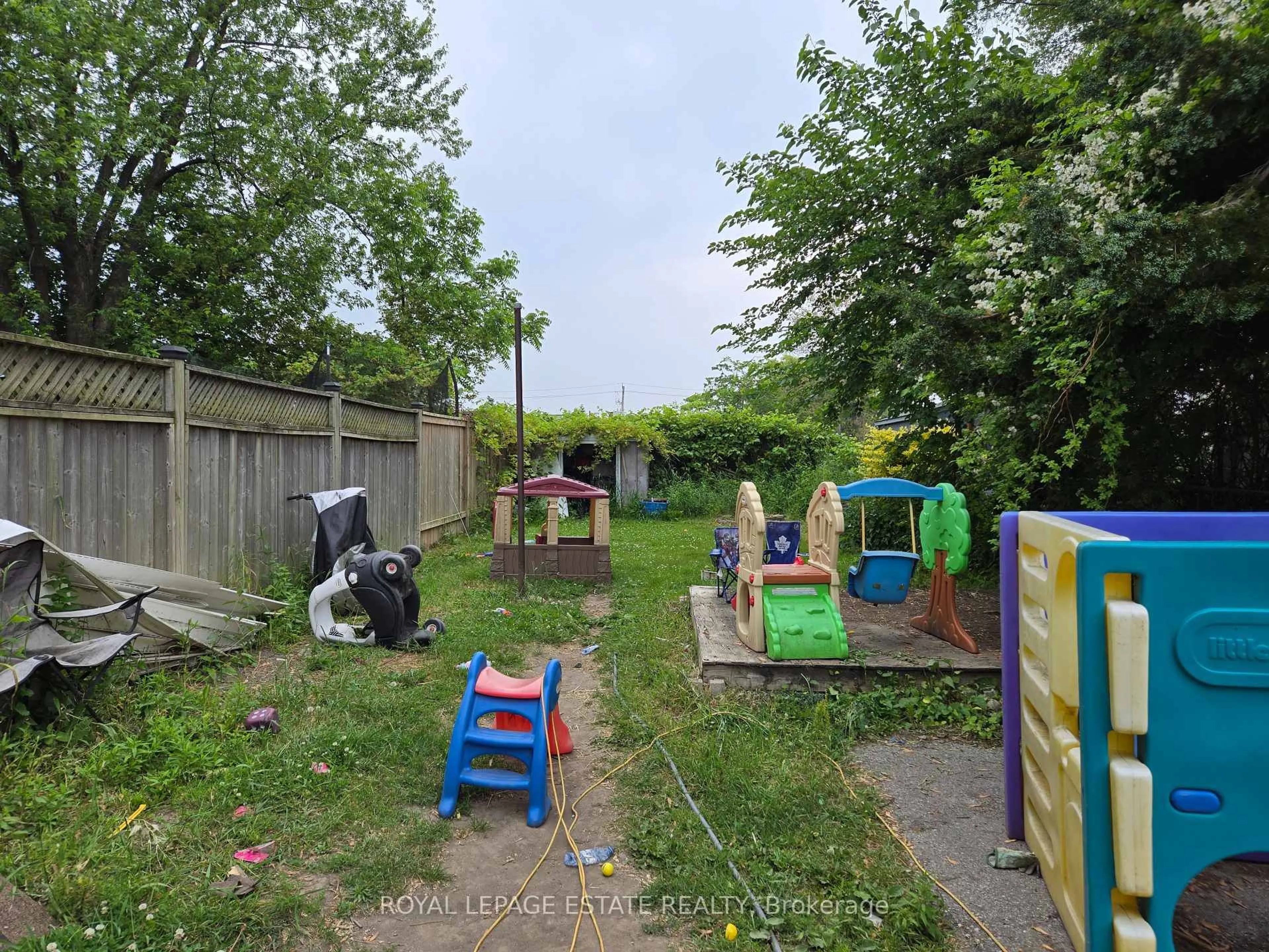 A pic from outside/outdoor area/front of a property/back of a property/a pic from drone, street for 224 Aylesworth Ave, Toronto Ontario M1N 2J6