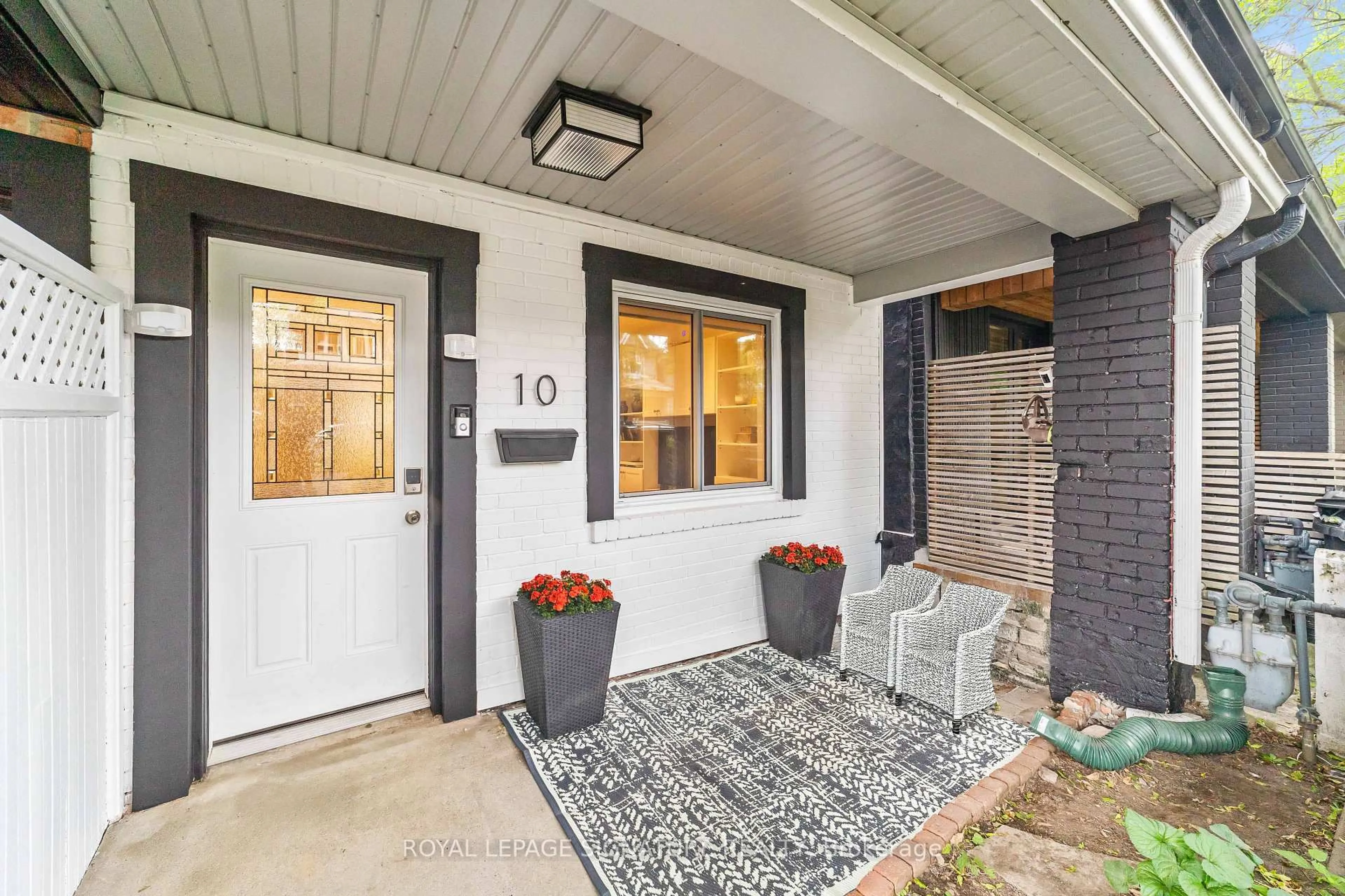 Indoor entryway for 10 Alton Ave, Toronto Ontario M4L 2M2