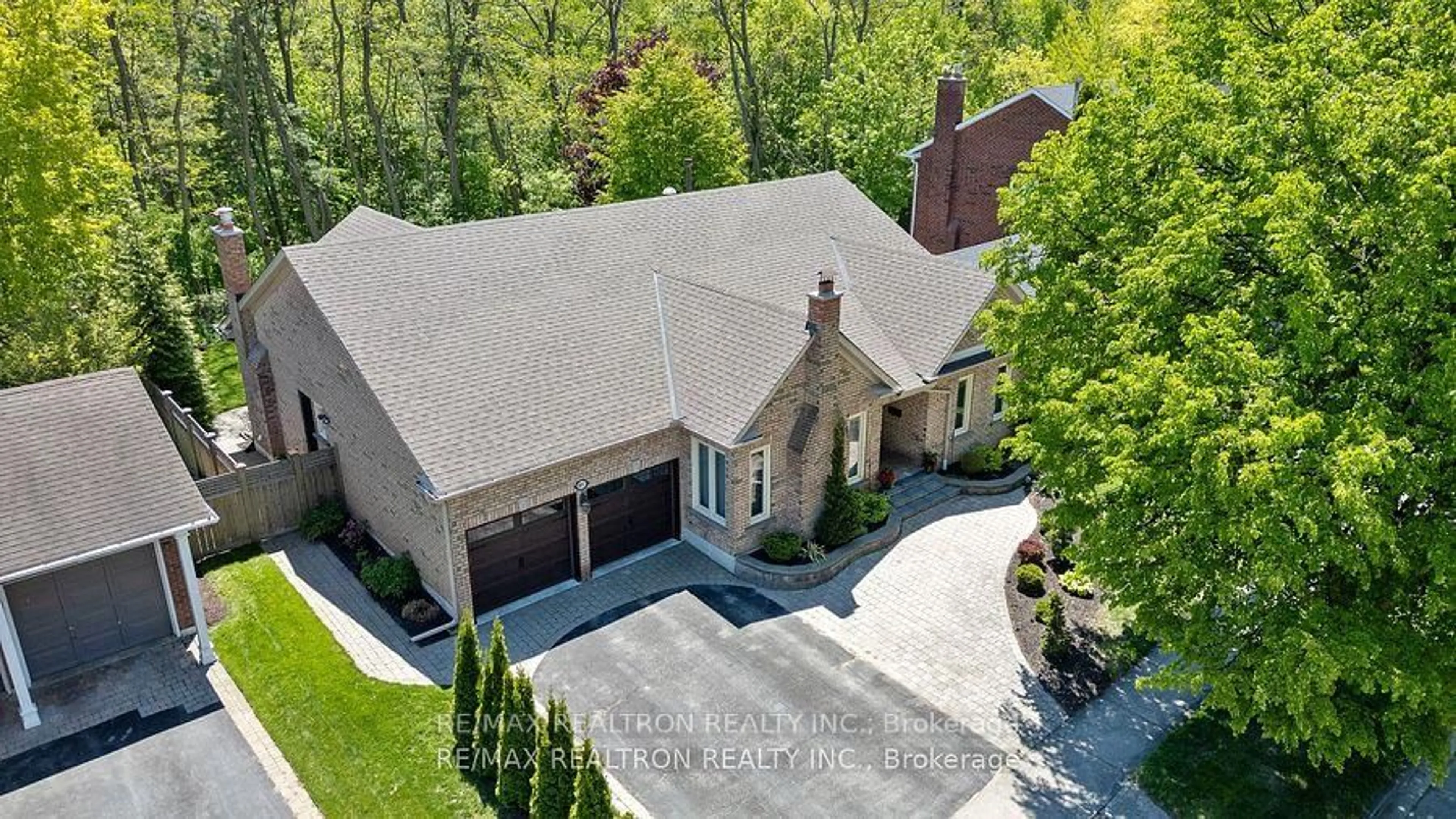 A pic from outside/outdoor area/front of a property/back of a property/a pic from drone, street for 897 Baylawn Dr, Pickering Ontario L1X 2N7