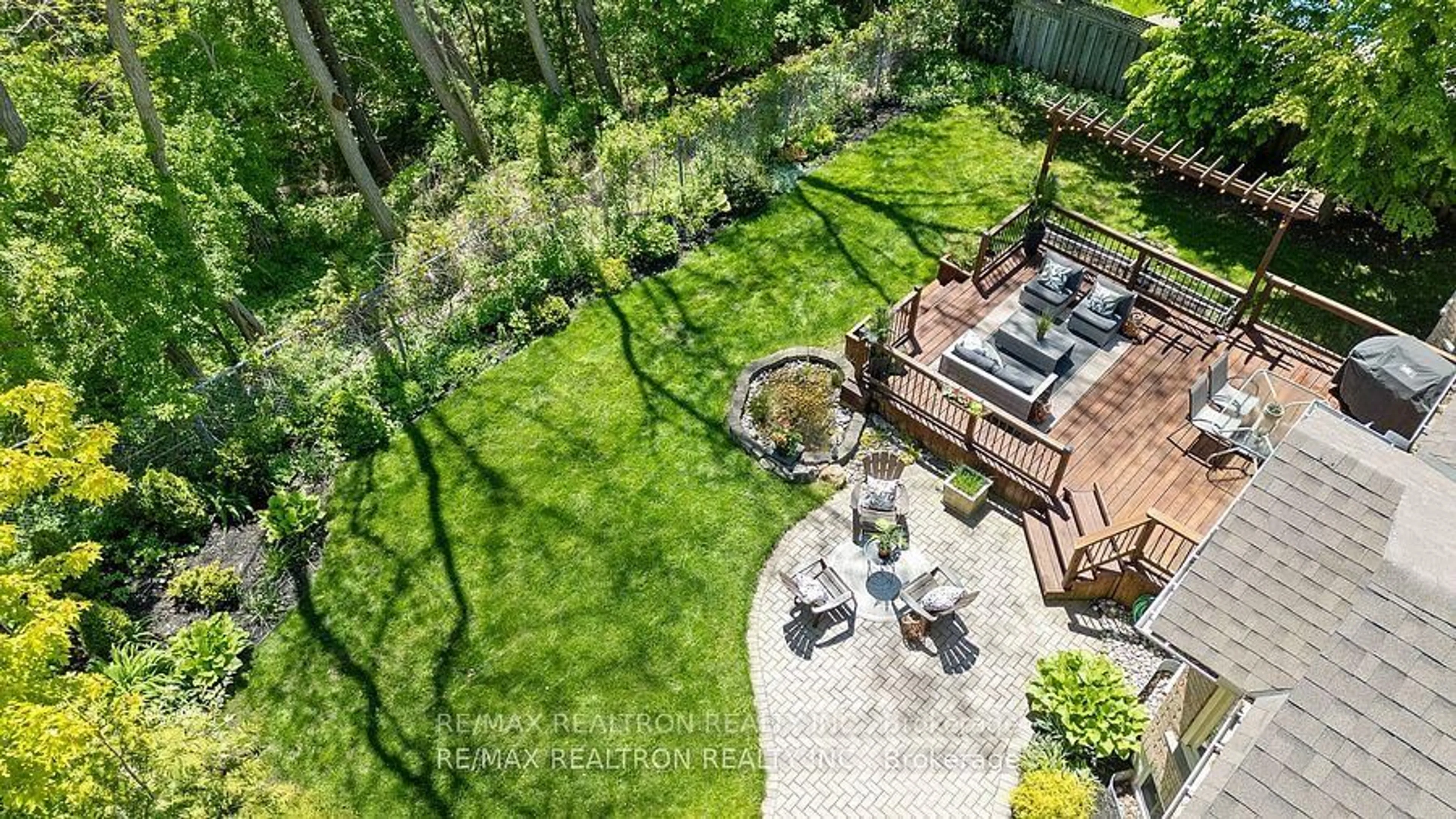 A pic from outside/outdoor area/front of a property/back of a property/a pic from drone, unknown for 897 Baylawn Dr, Pickering Ontario L1X 2N7