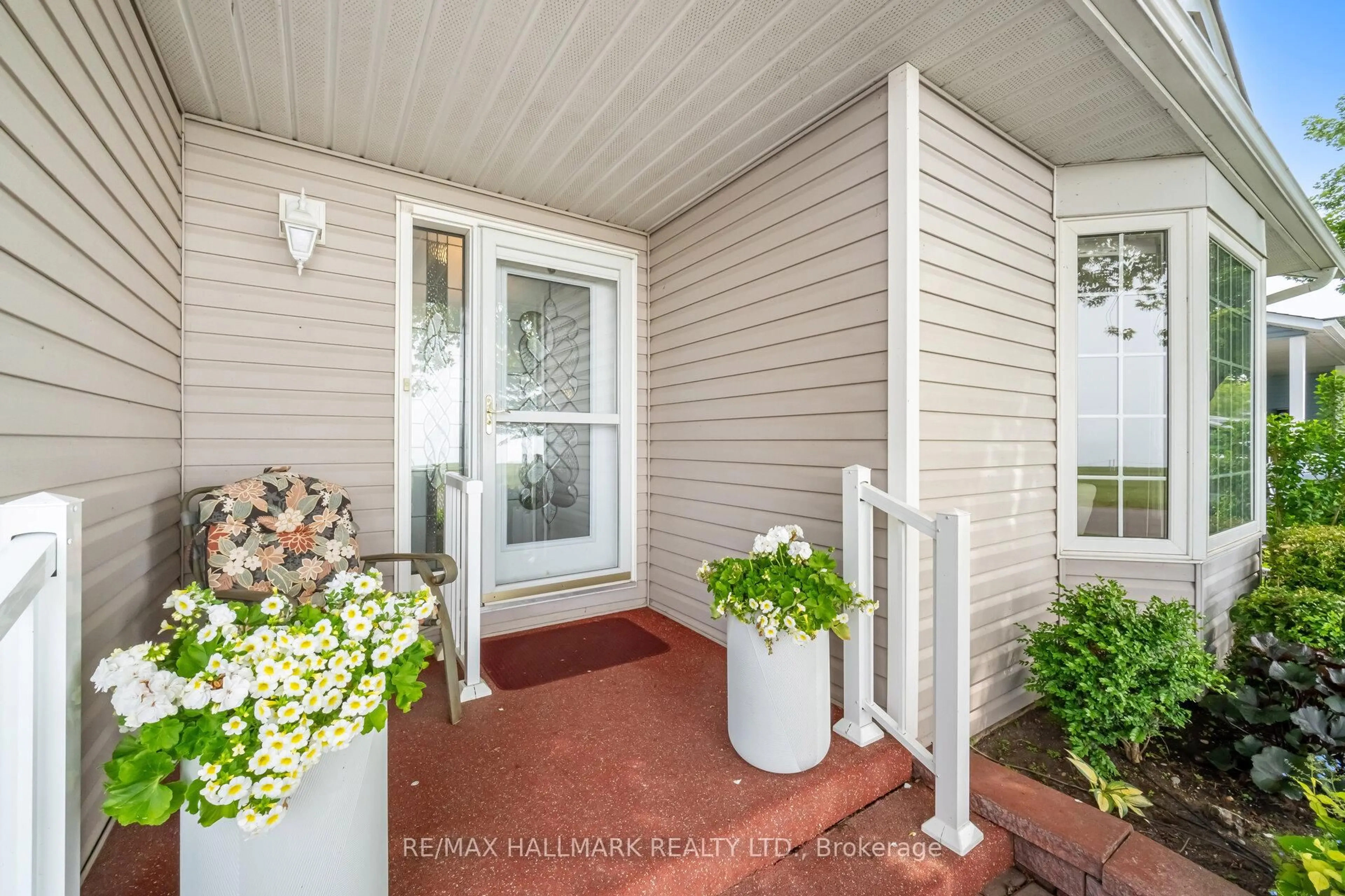 Indoor entryway for 22 Birch Tree Lane, Clarington Ontario L1B 1P2
