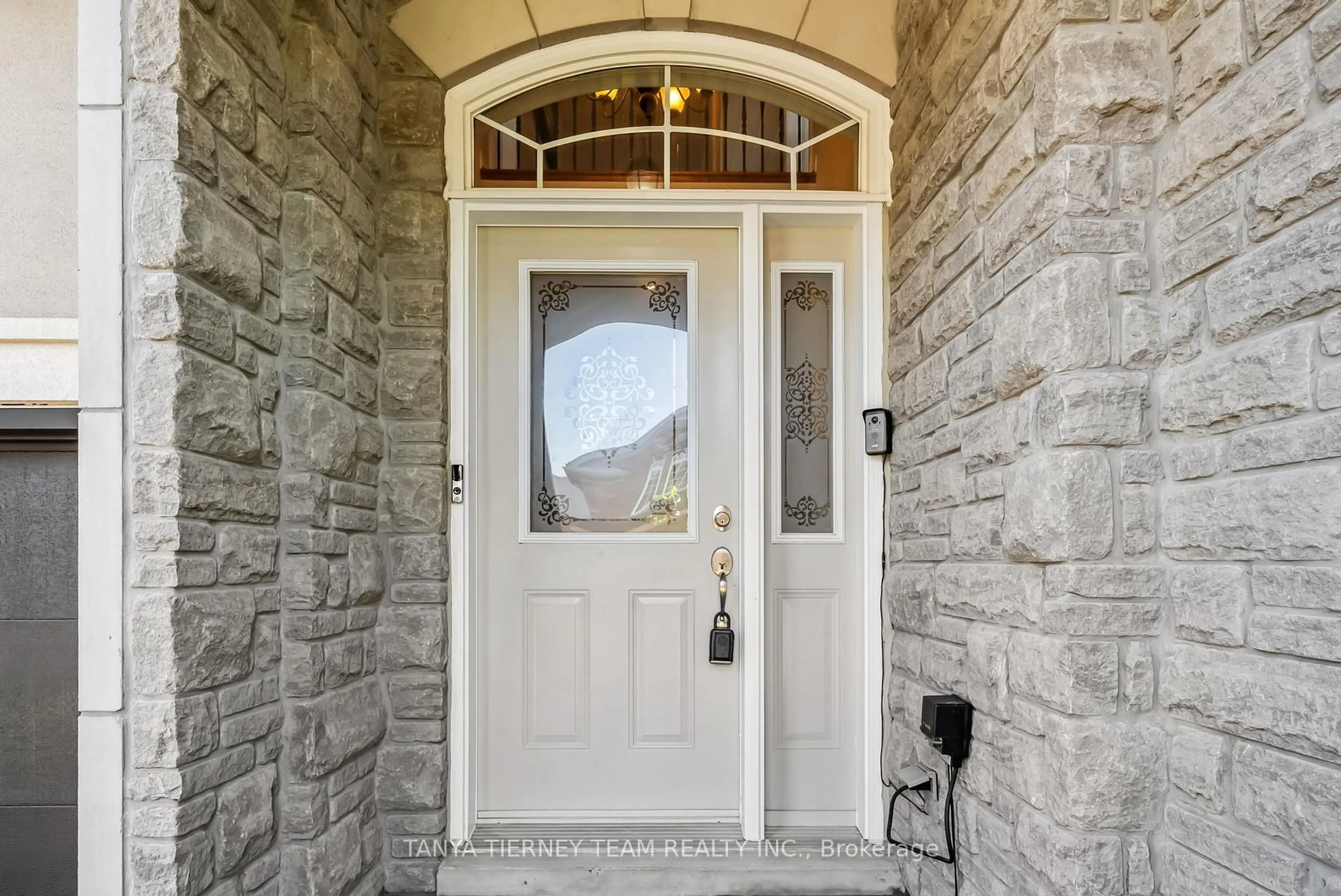 Indoor entryway for 165 Rivers Edge Pl, Whitby Ontario L1R 0G4