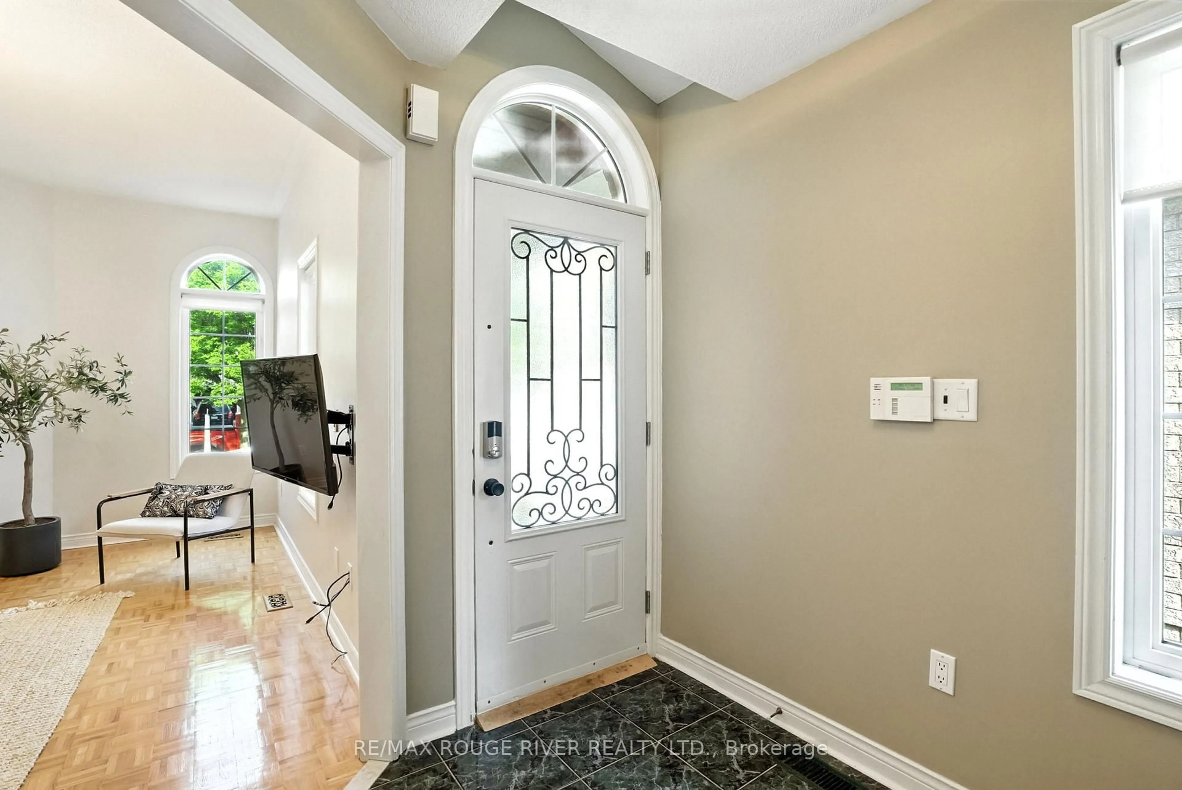 Indoor entryway for 18 Berkshire Crt, Whitby Ontario L1R 2S4