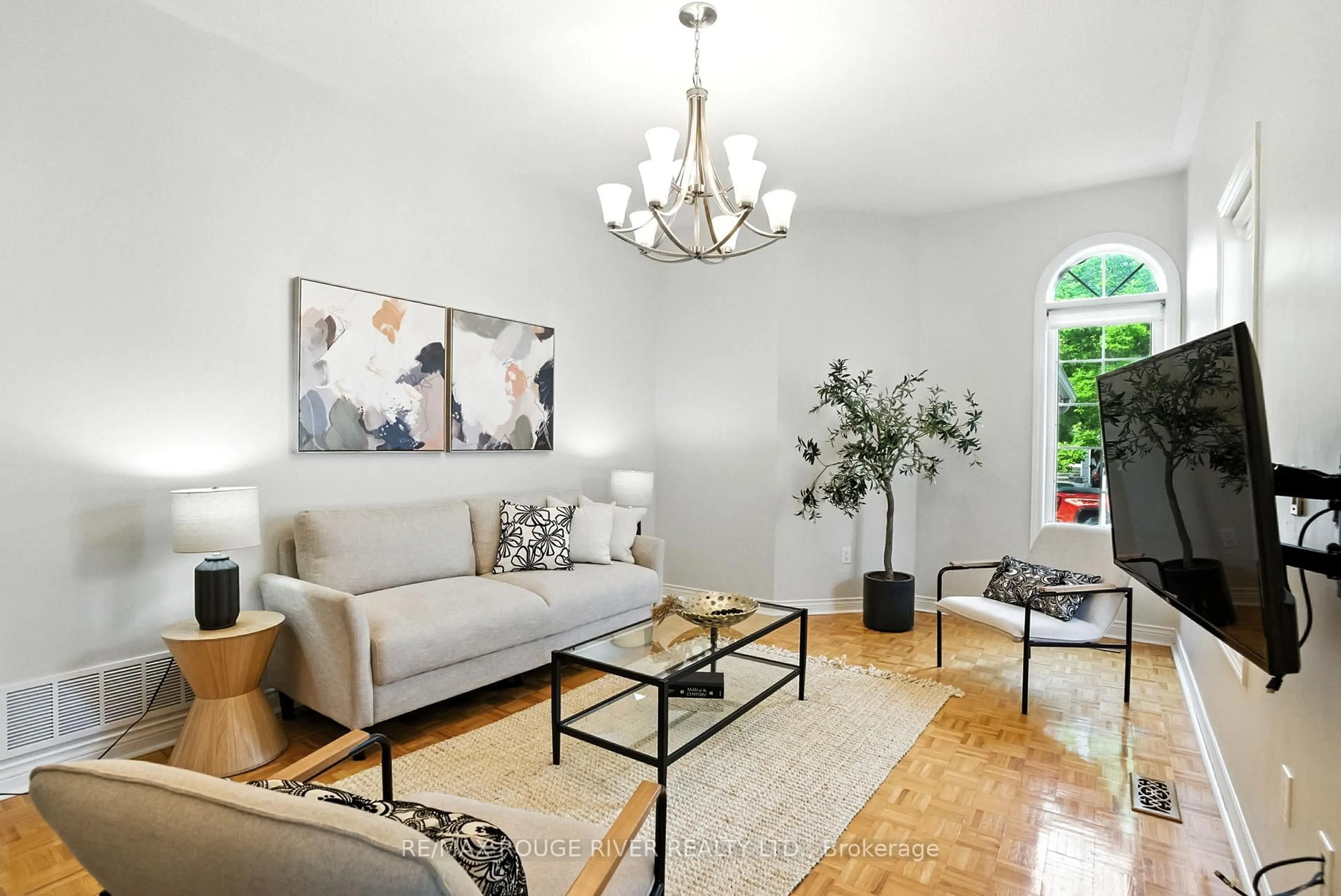 Living room with furniture, unknown for 18 Berkshire Crt, Whitby Ontario L1R 2S4