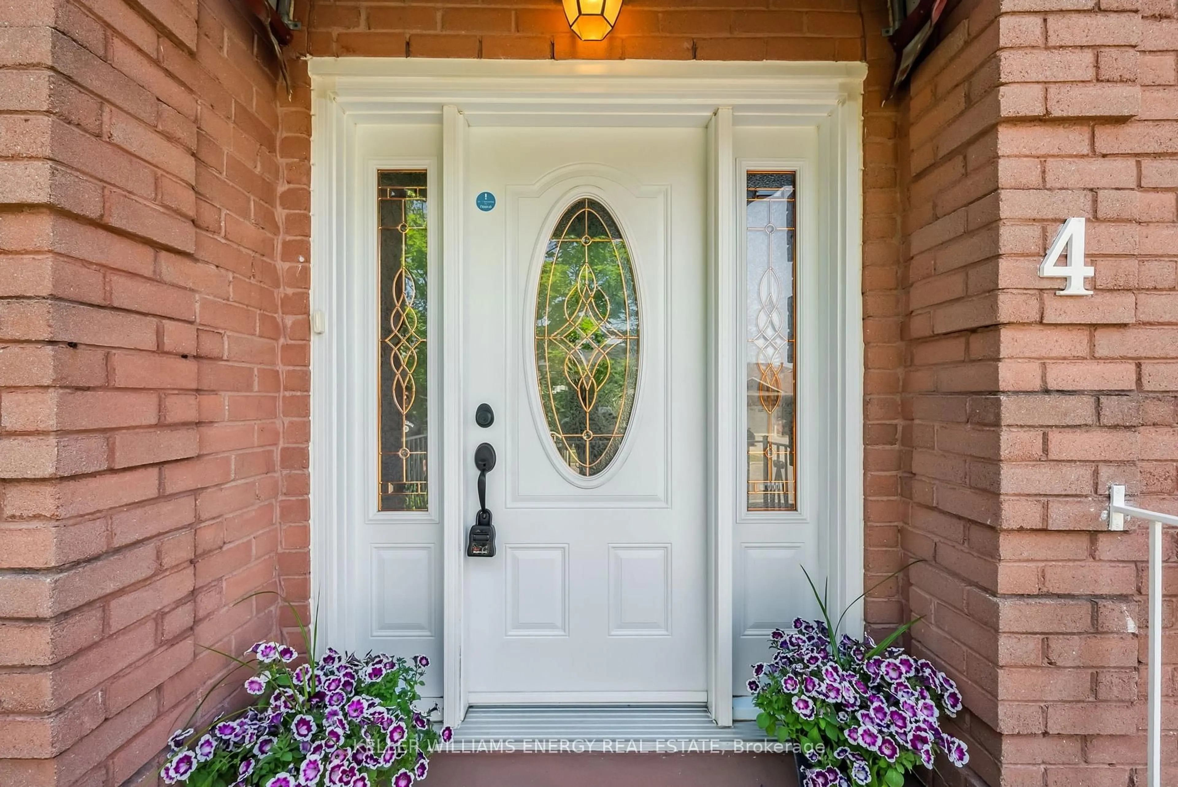 Indoor entryway for 4 Pinedale Cres, Clarington Ontario L1E 1C3