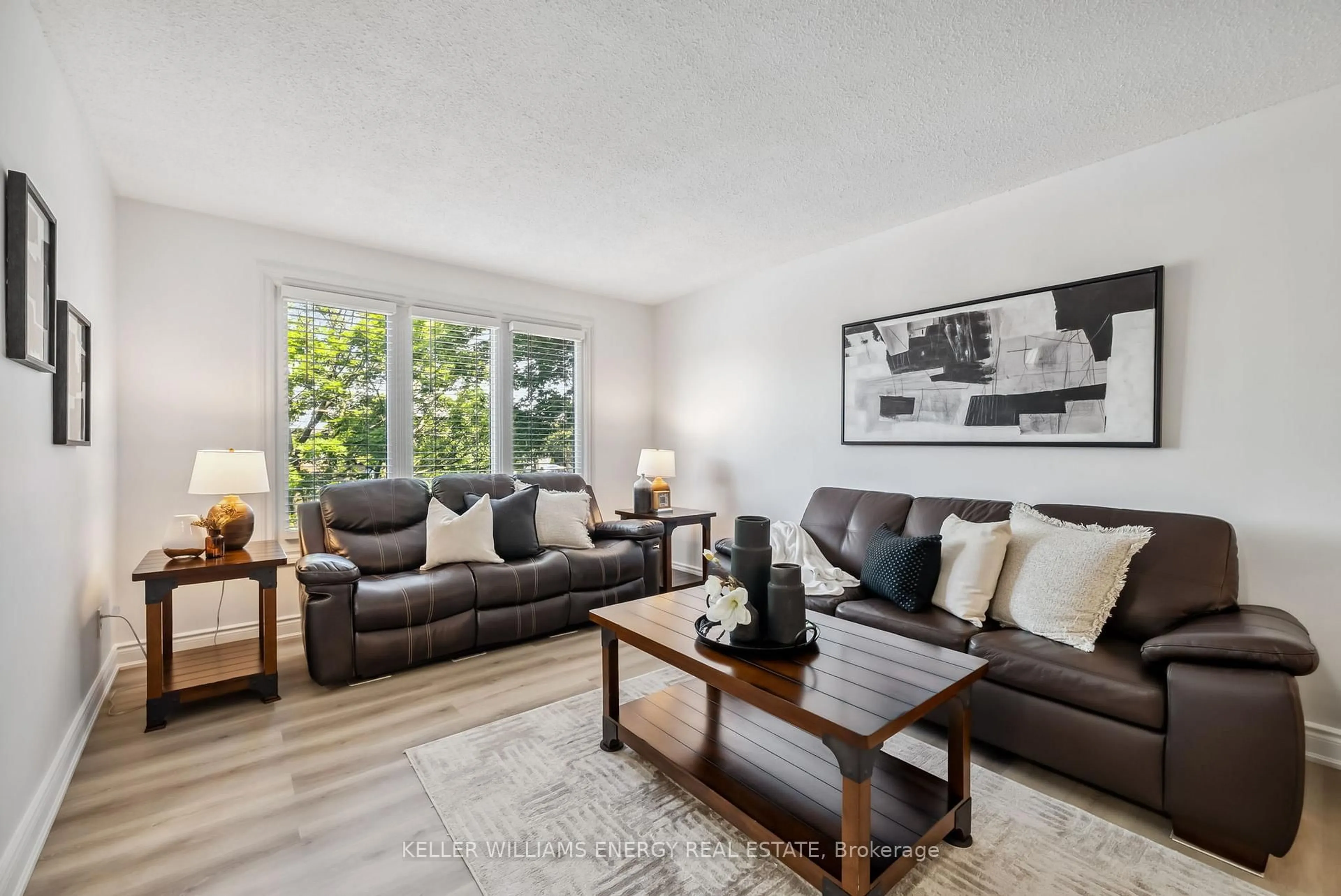 Living room with furniture, unknown for 4 Pinedale Cres, Clarington Ontario L1E 1C3