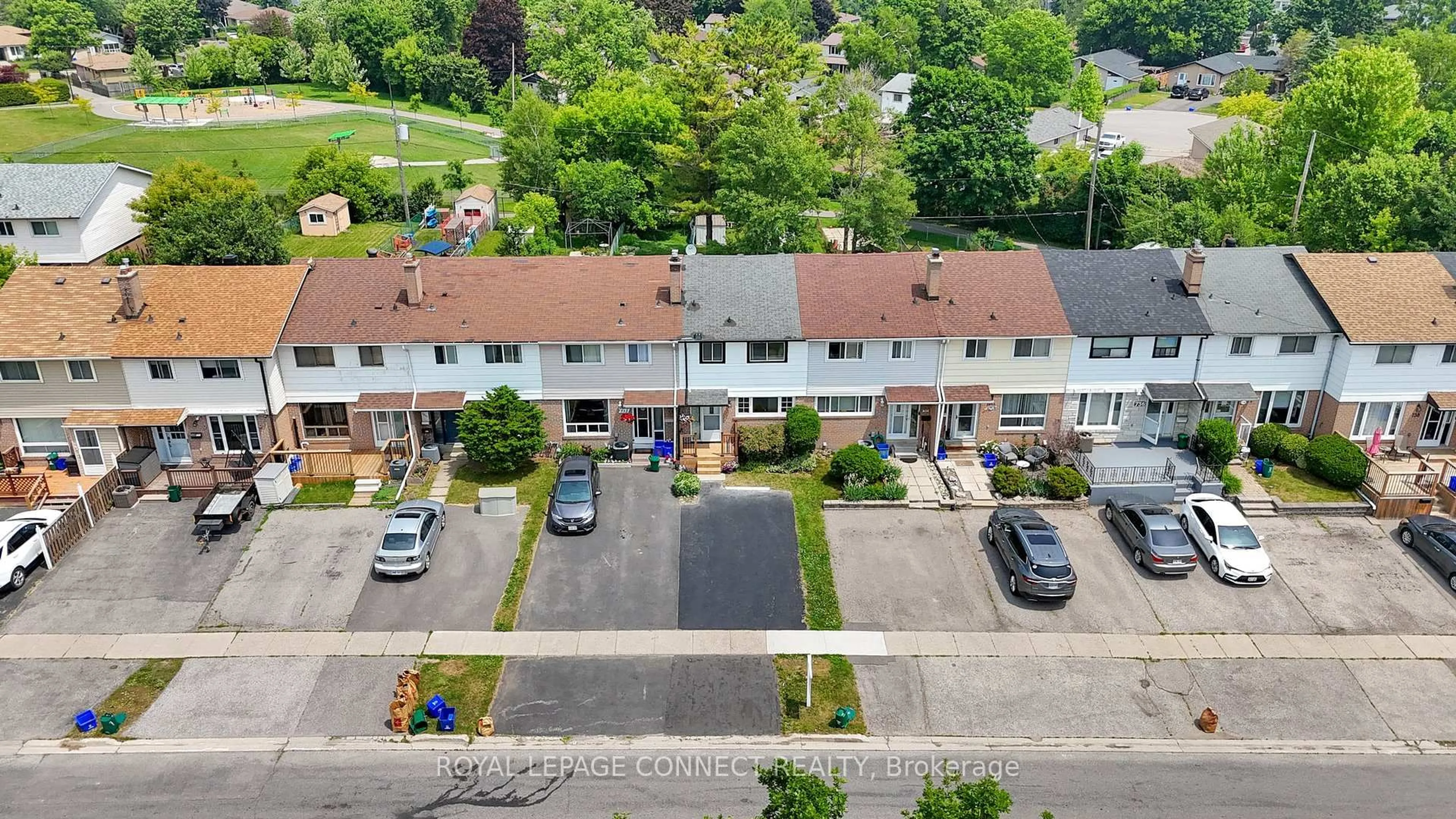 A pic from outside/outdoor area/front of a property/back of a property/a pic from drone, street for 732A Krosno Blvd, Pickering Ontario L1W 1G3