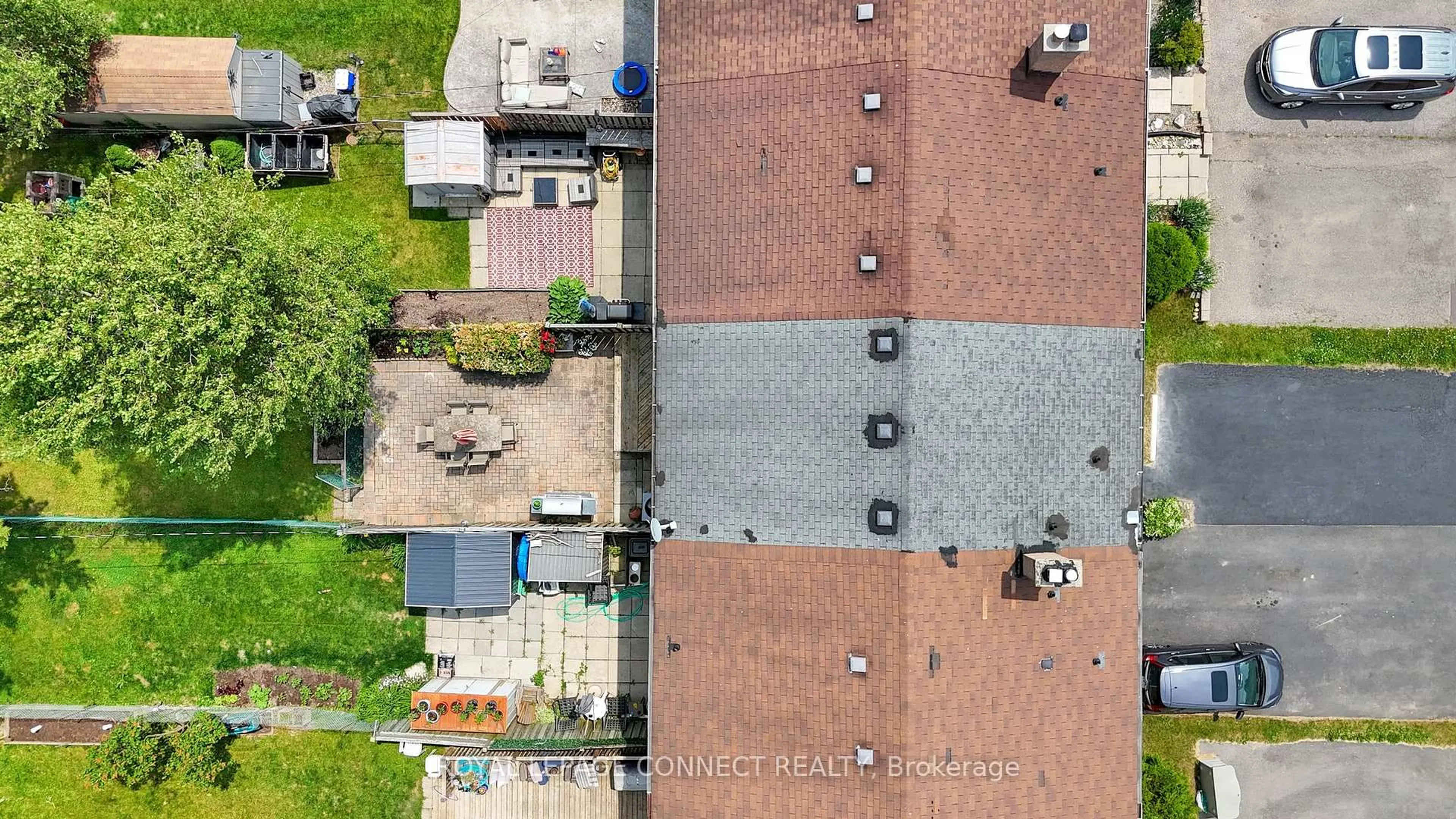 A pic from outside/outdoor area/front of a property/back of a property/a pic from drone, street for 732A Krosno Blvd, Pickering Ontario L1W 1G3