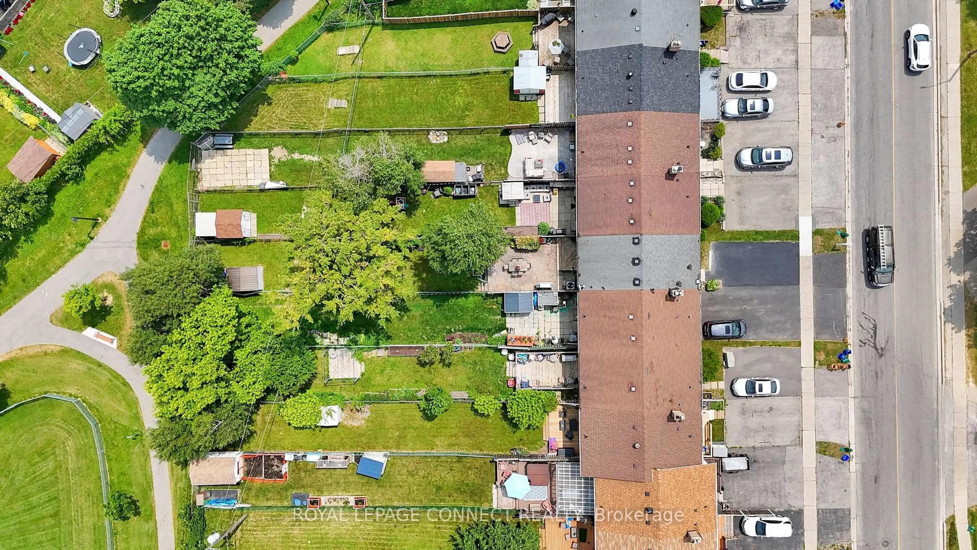 A pic from outside/outdoor area/front of a property/back of a property/a pic from drone, street for 732A Krosno Blvd, Pickering Ontario L1W 1G3