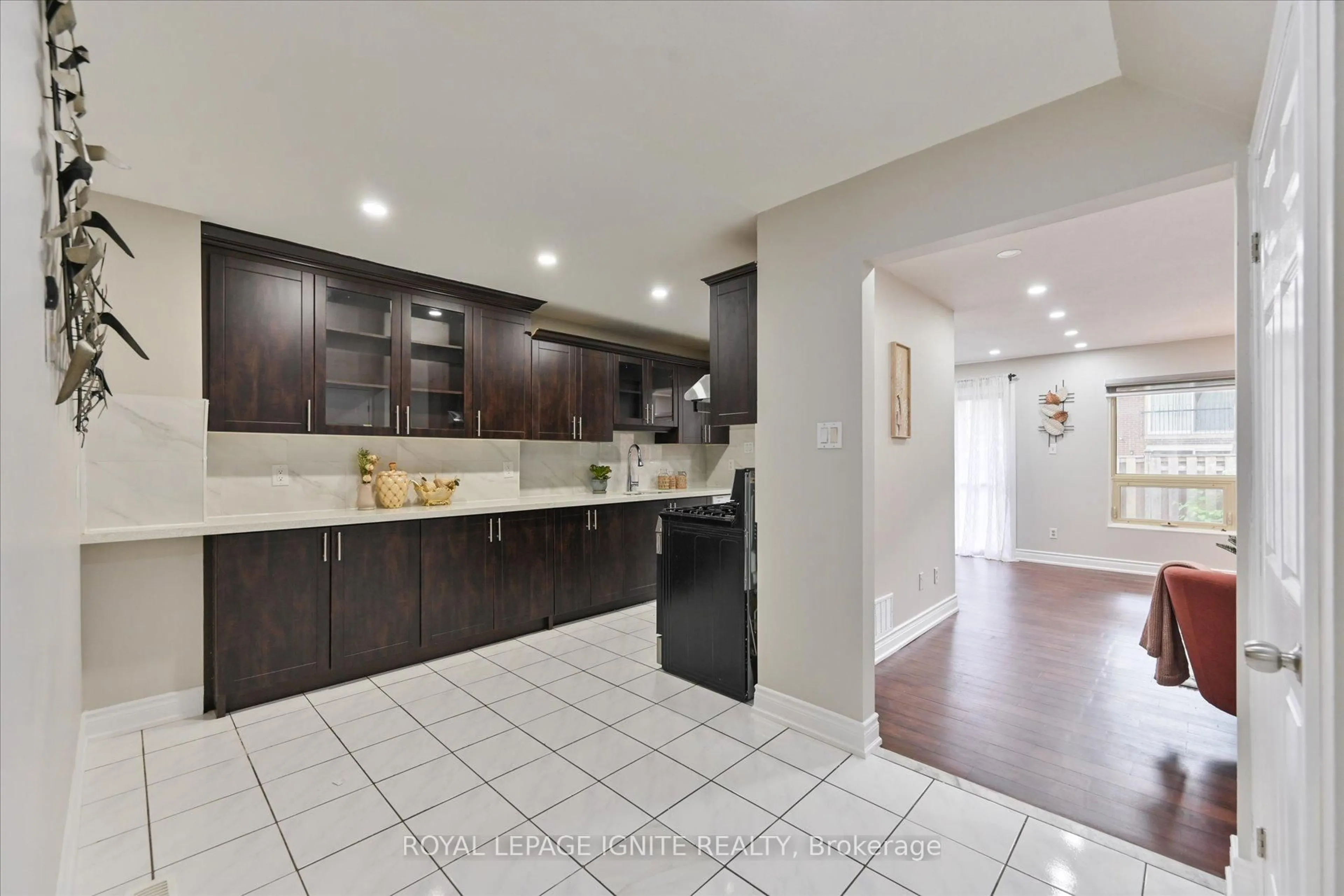 Open concept kitchen, ceramic/tile floor for 40 Dundalk Dr #44, Toronto Ontario M1P 4S3