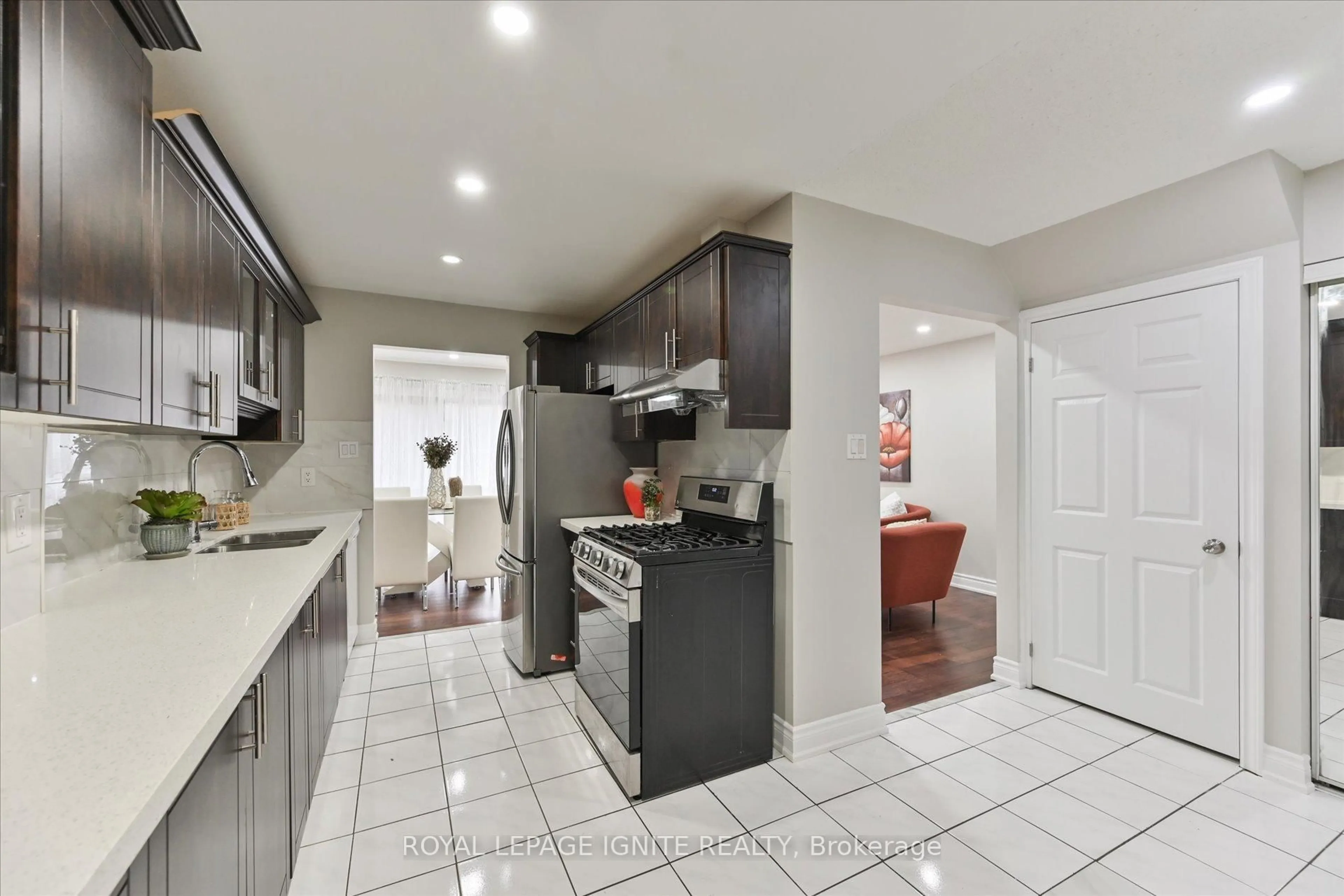 Open concept kitchen, ceramic/tile floor for 40 Dundalk Dr #44, Toronto Ontario M1P 4S3