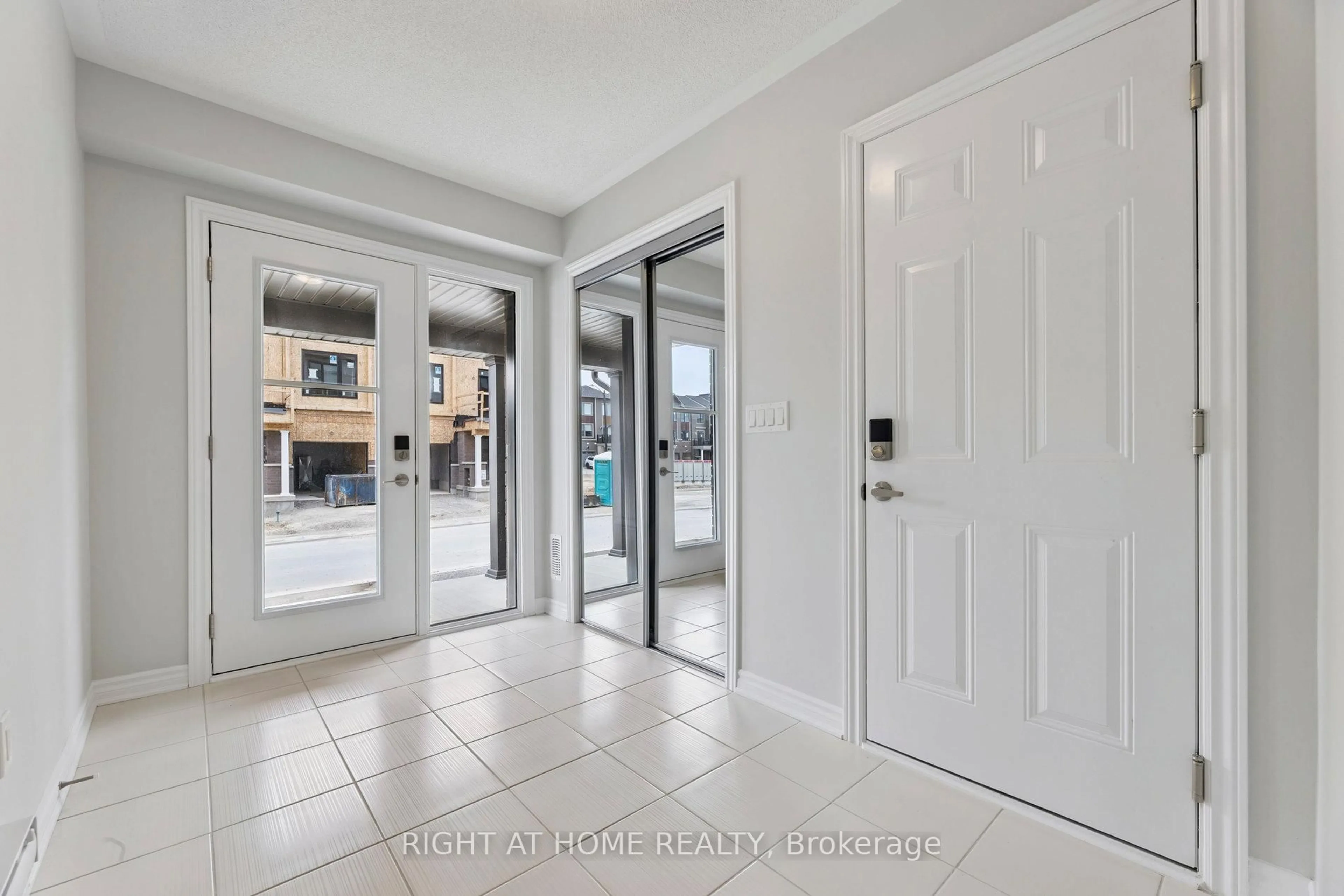 Indoor entryway for 1055 Honeycomb Path, Oshawa Ontario L1H 8L7