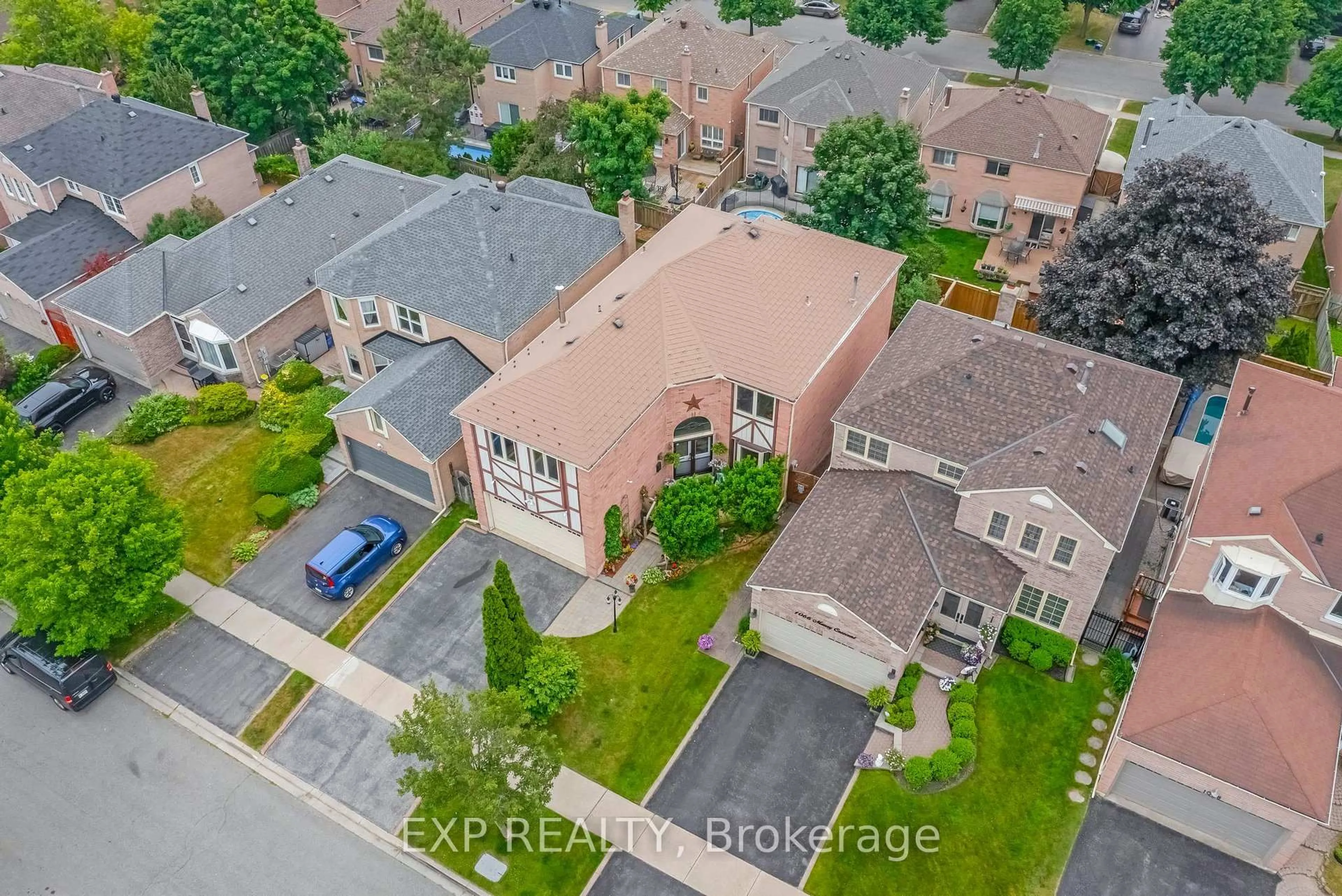 A pic from outside/outdoor area/front of a property/back of a property/a pic from drone, street for 1064 Maury Cres, Pickering Ontario L1X 1R2
