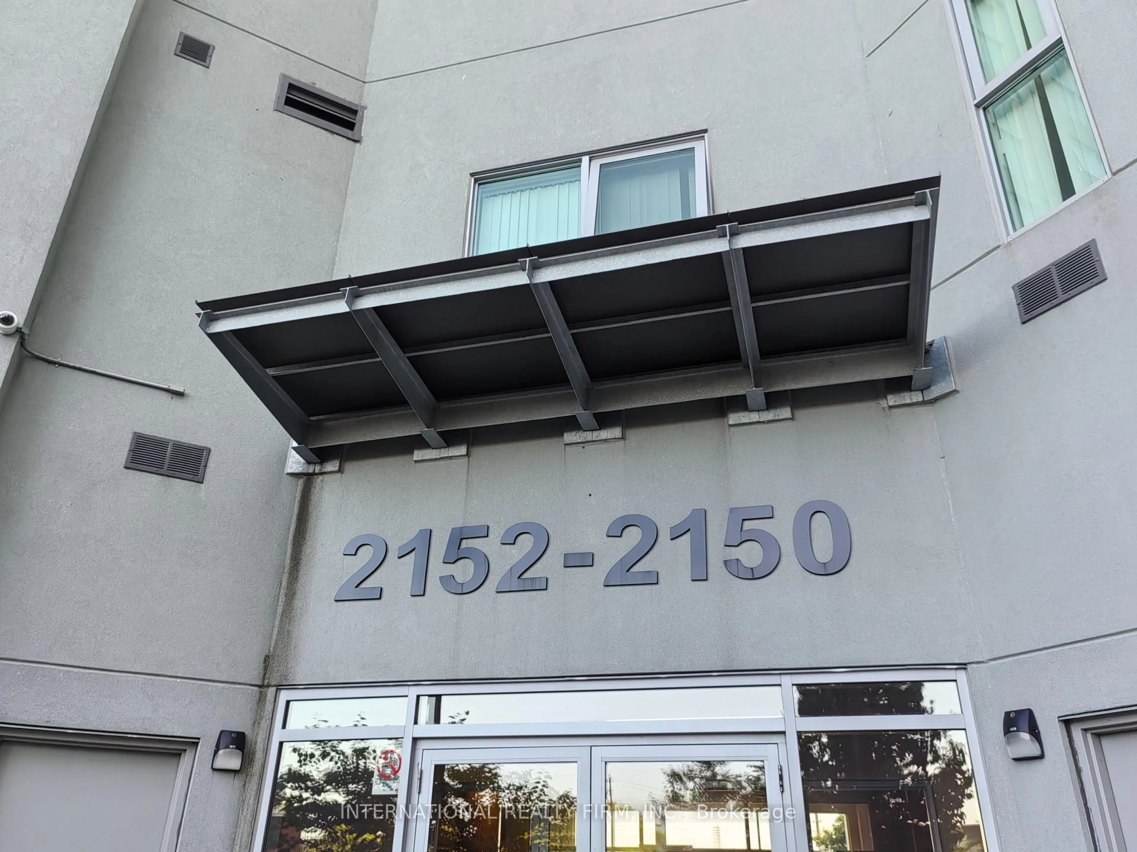Indoor foyer for 2152 Lawrence Ave #507, Toronto Ontario M1R 0B5