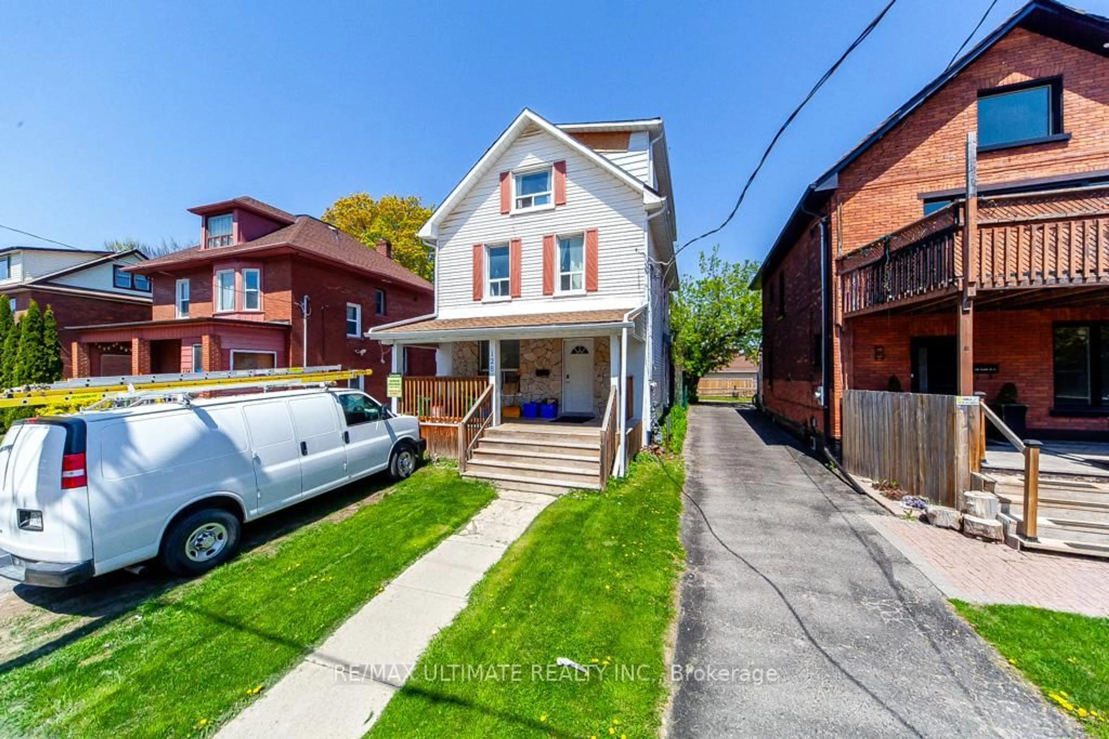 A pic from outside/outdoor area/front of a property/back of a property/a pic from drone, street for 128 Elgin St, Oshawa Ontario L1G 1T3