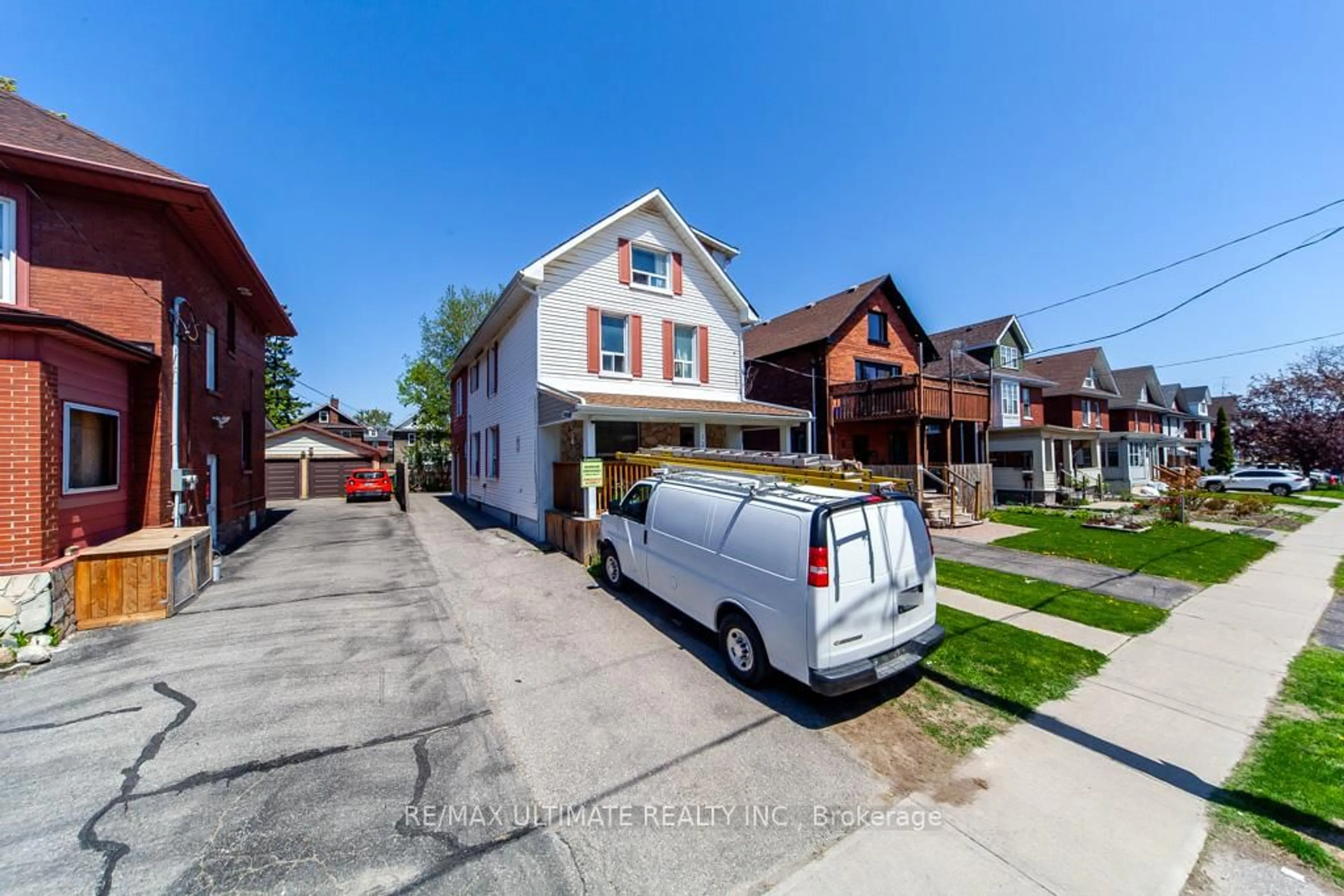 A pic from outside/outdoor area/front of a property/back of a property/a pic from drone, street for 128 Elgin St, Oshawa Ontario L1G 1T3