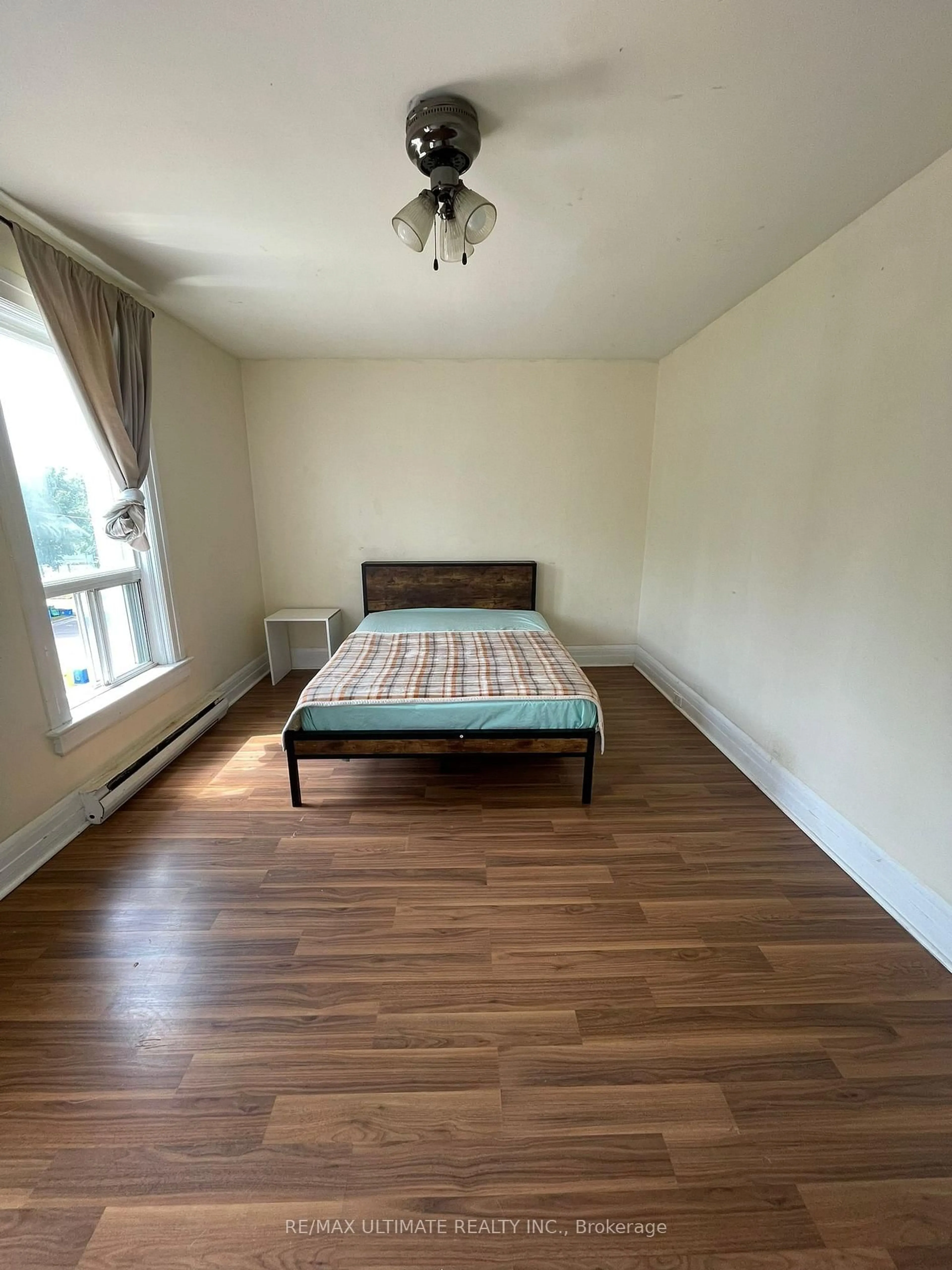 A pic of a room for 128 Elgin St, Oshawa Ontario L1G 1T3