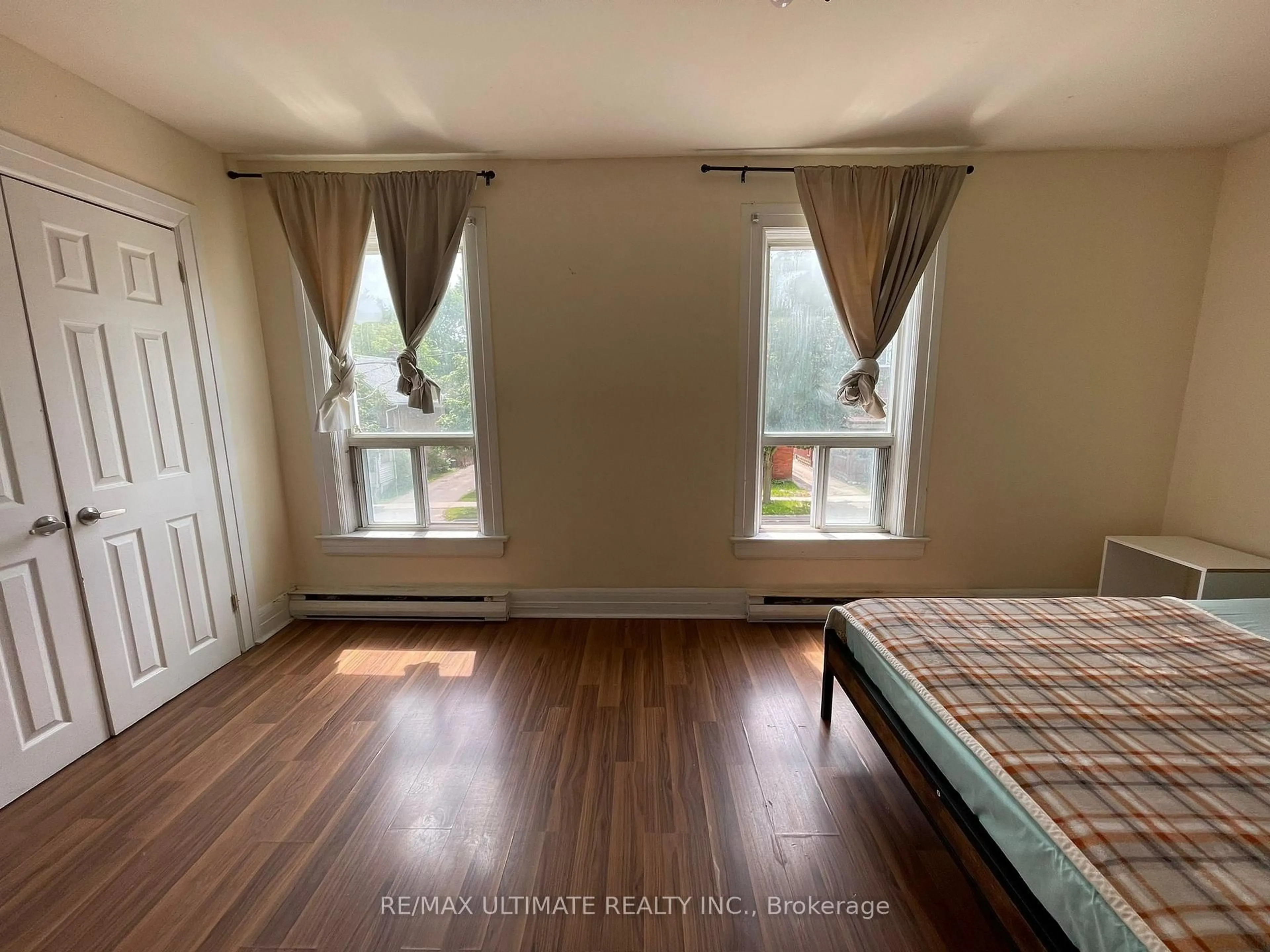 A pic of a room for 128 Elgin St, Oshawa Ontario L1G 1T3