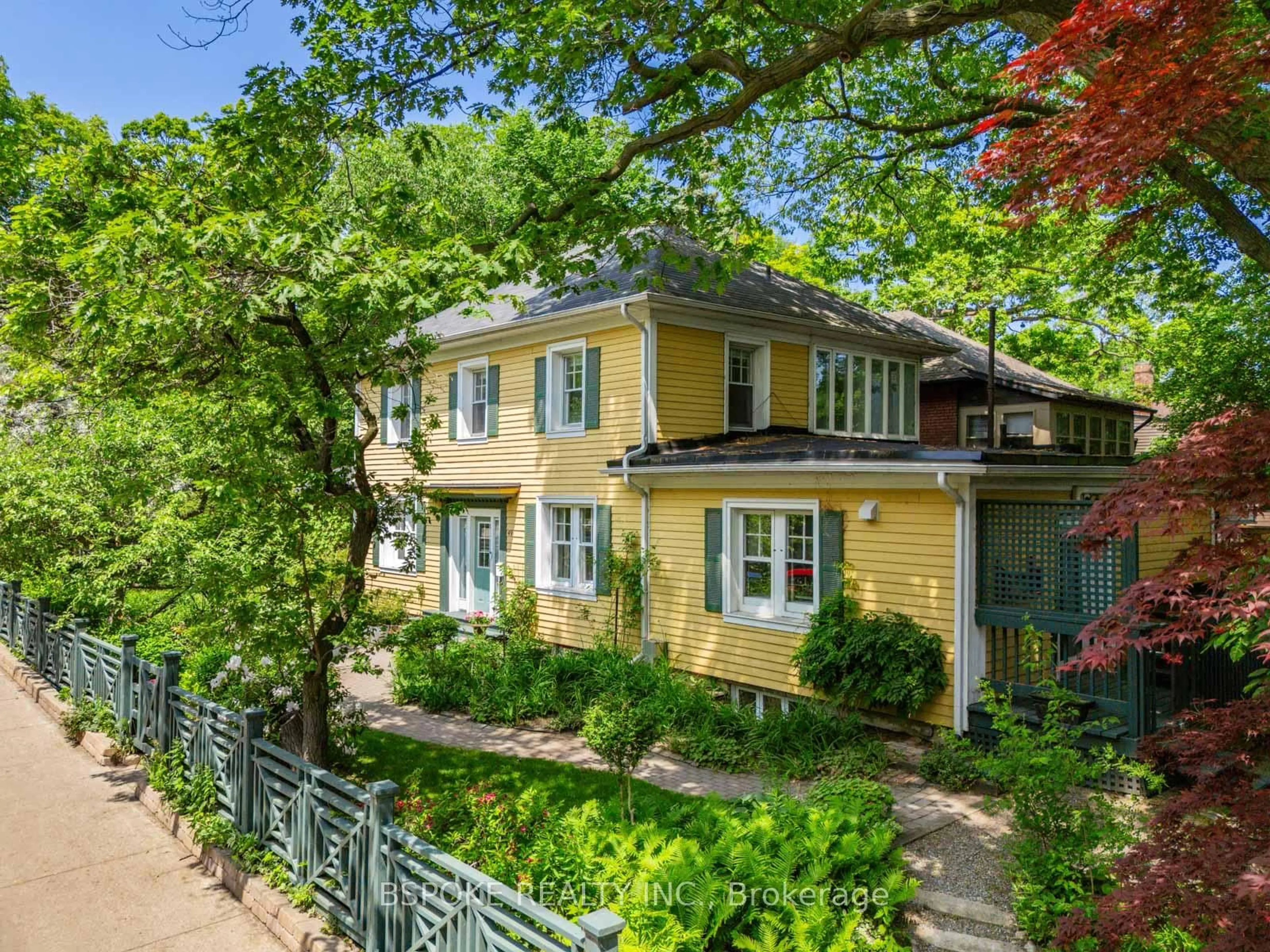 A pic from outside/outdoor area/front of a property/back of a property/a pic from drone, street for 49 Williamson Rd, Toronto Ontario M4E 1K6