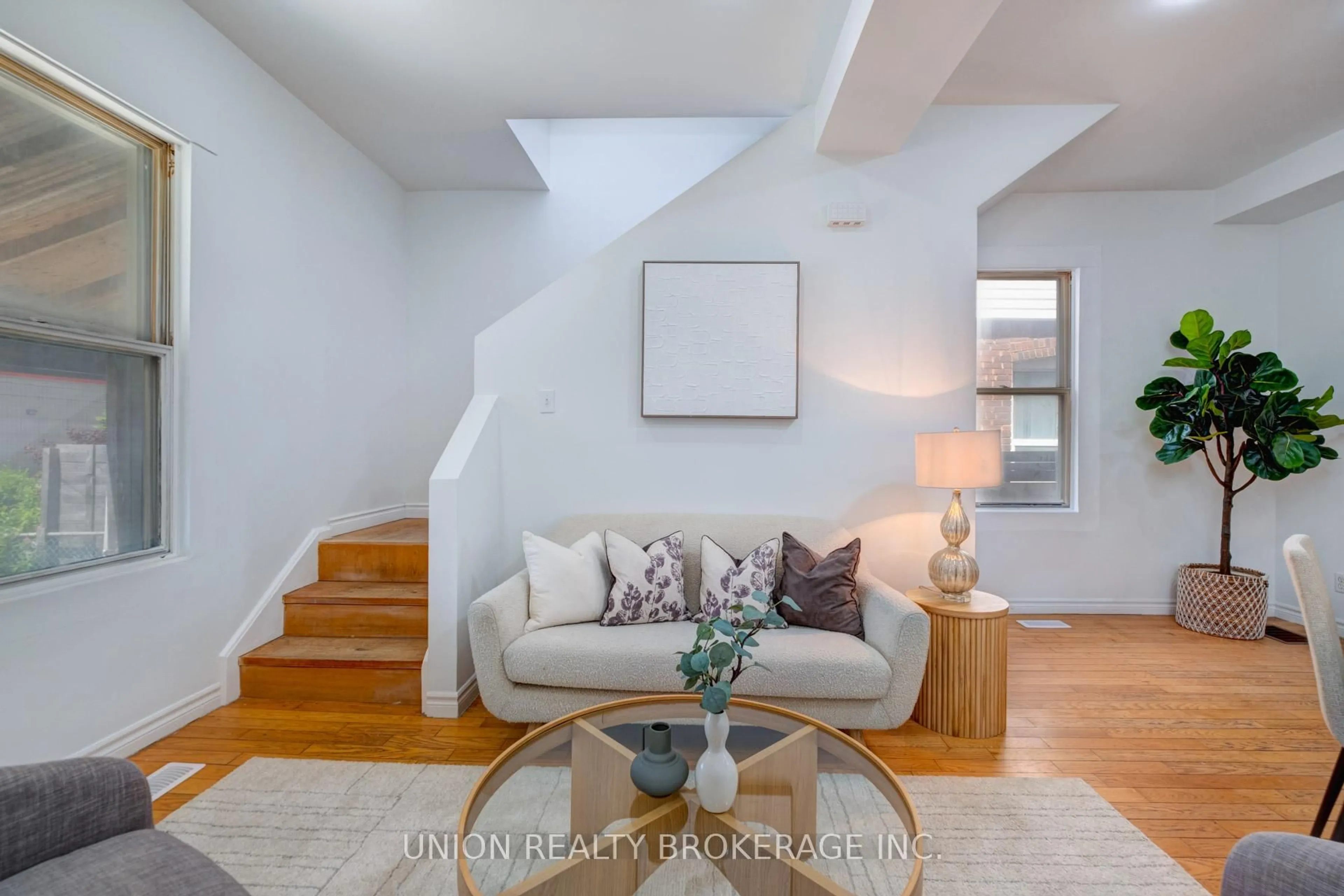 Living room with furniture, unknown for 533 Victoria Park Ave, Toronto Ontario M4C 5H2