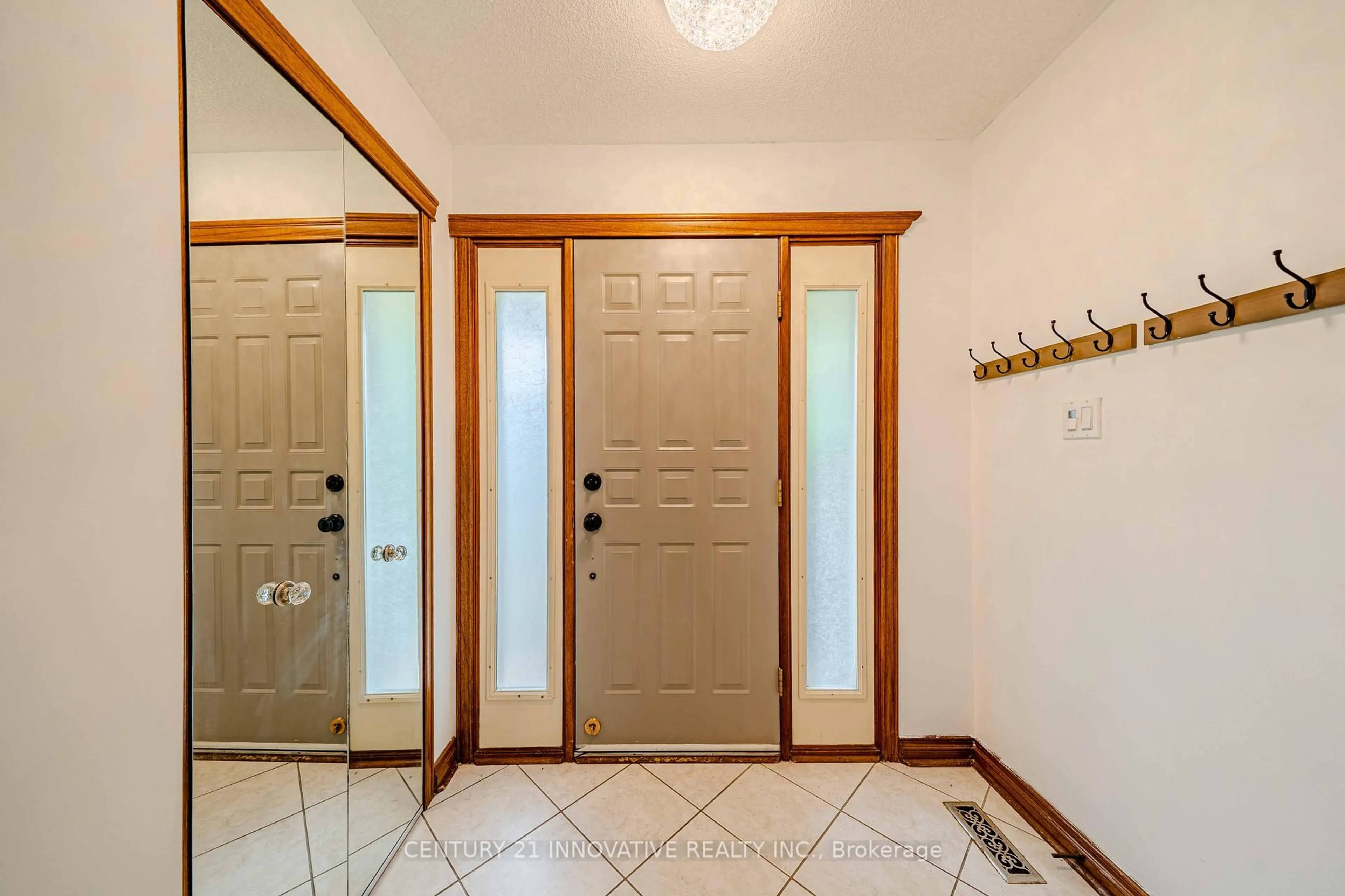 Indoor entryway for 172 Lawson Rd, Toronto Ontario M1C 2J4