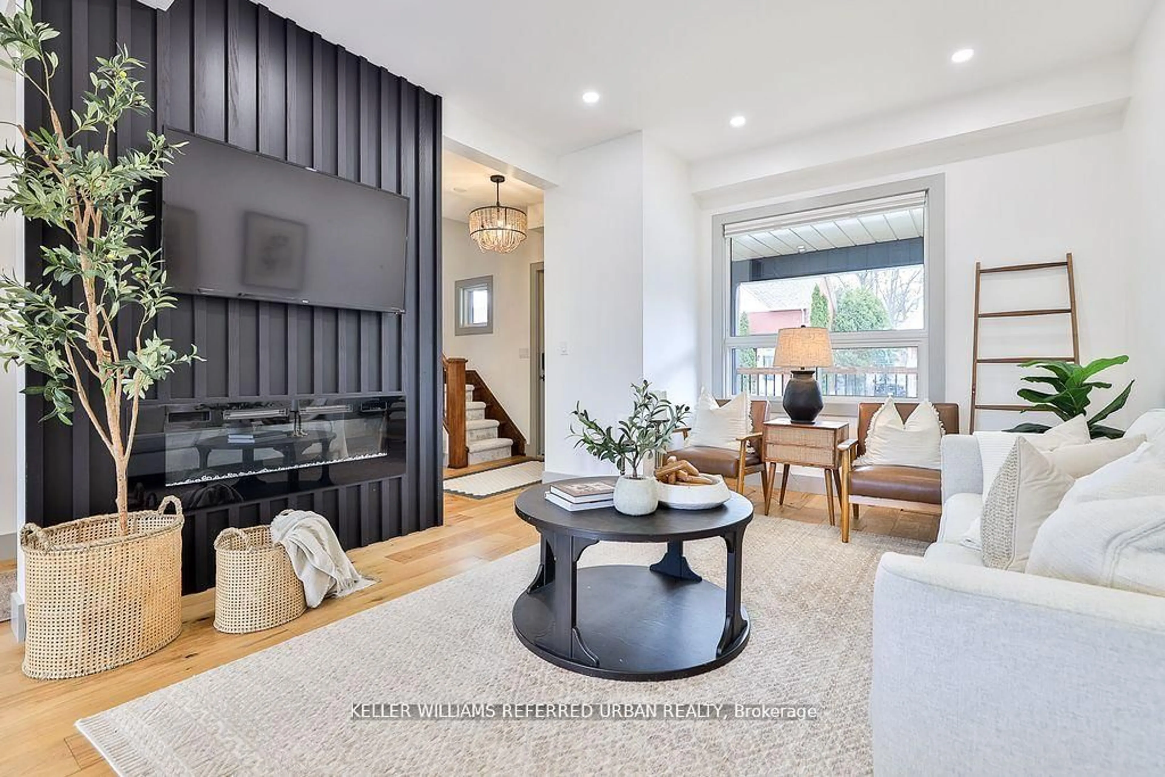 Living room with furniture, unknown for 146 Agnes St, Oshawa Ontario L1G 1V4
