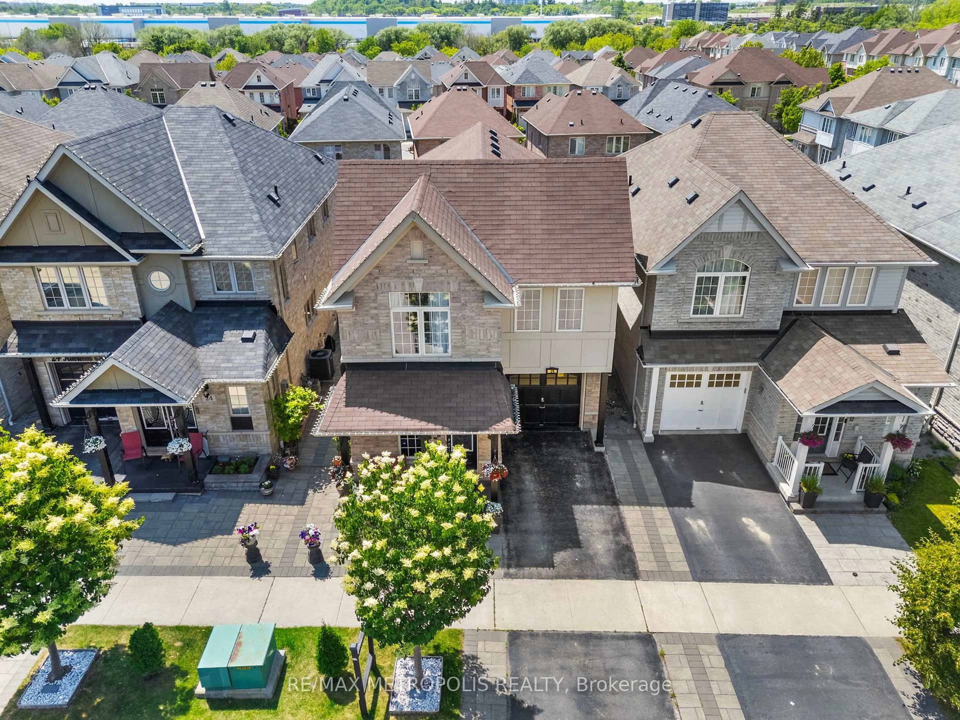 A pic from outside/outdoor area/front of a property/back of a property/a pic from drone, street for 26 Kinrade Cres, Ajax Ontario L1Z 0M5