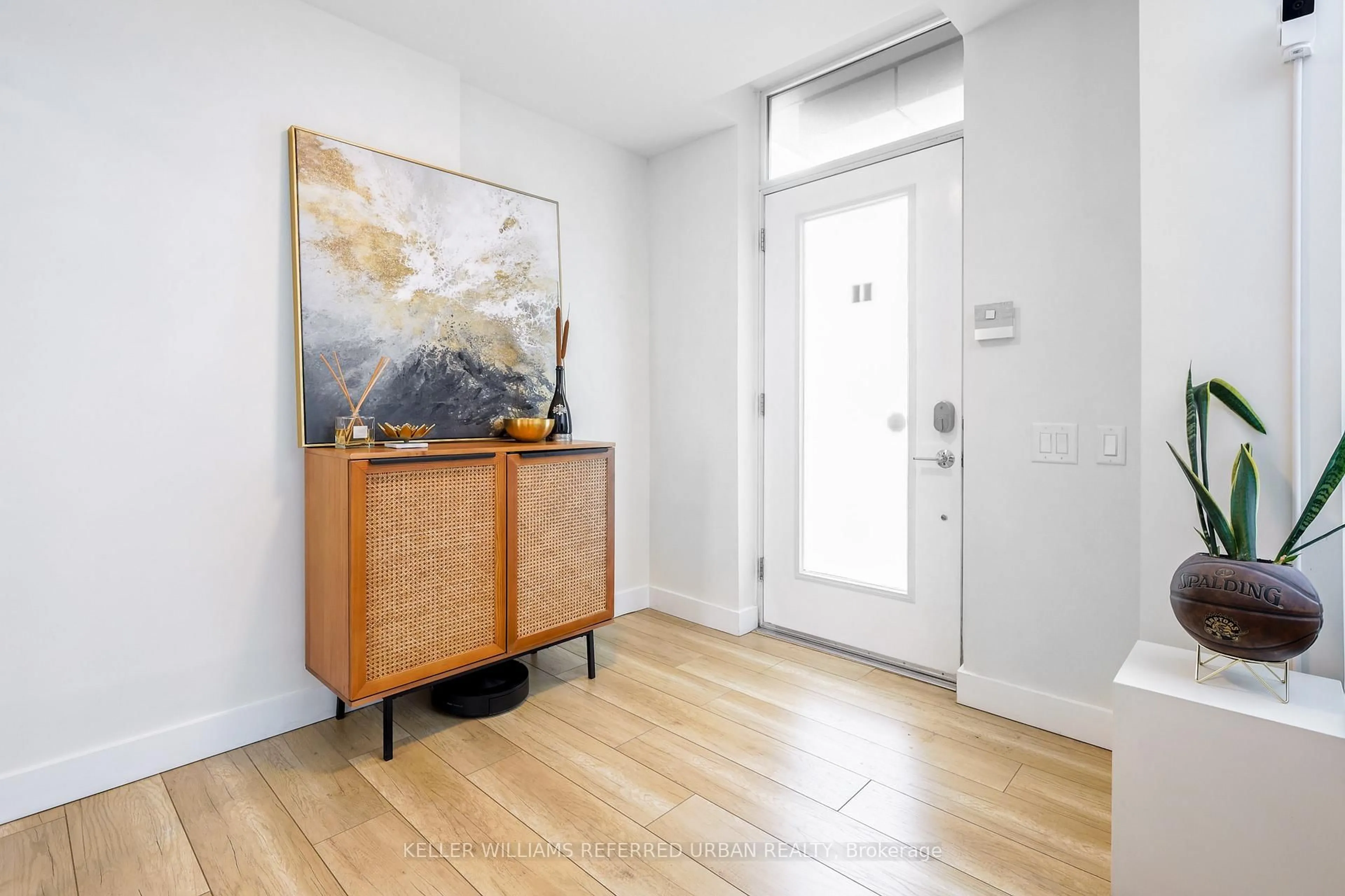Indoor entryway for 19 Town Centre Crt, Toronto Ontario M1P 0B3