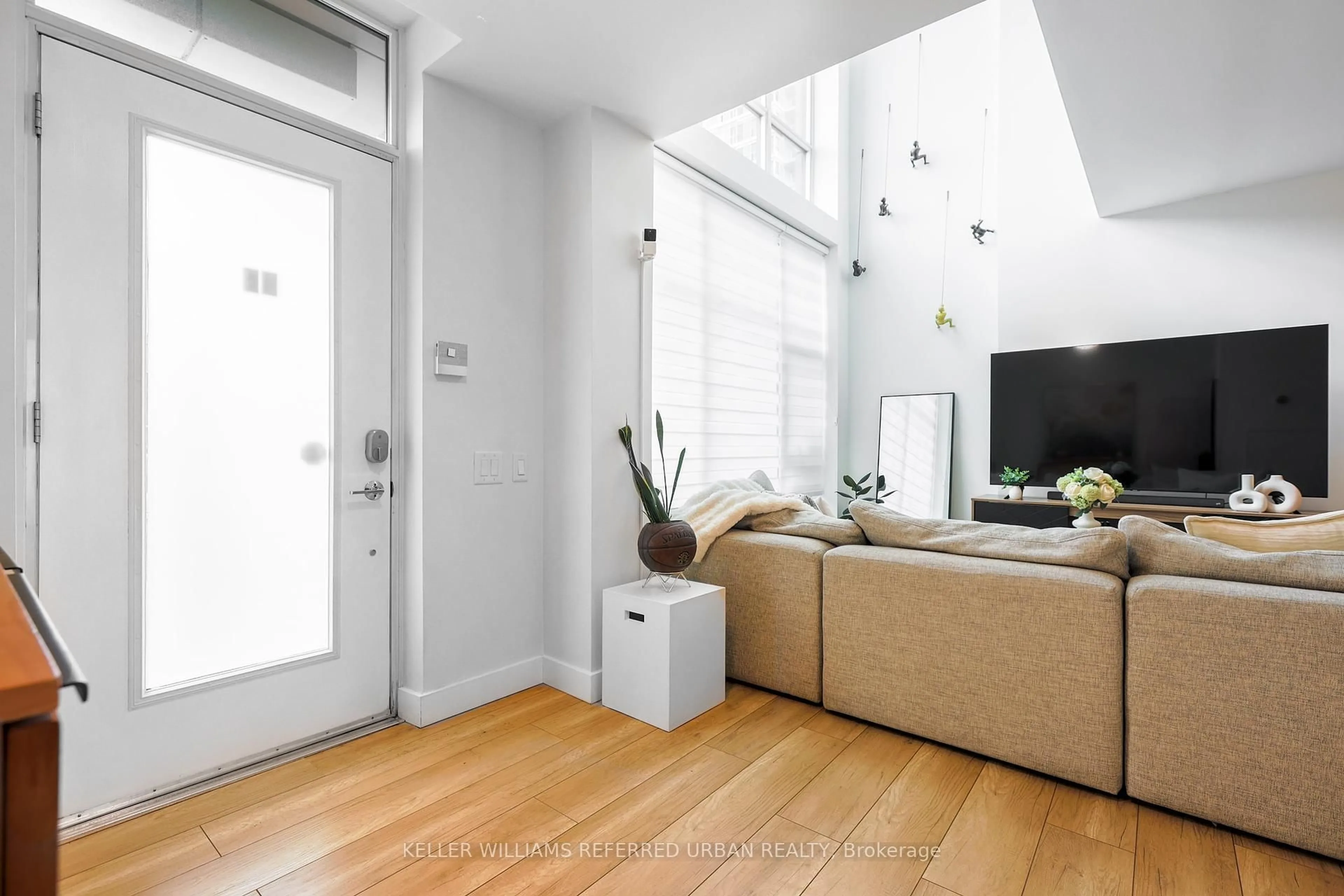 Indoor entryway for 19 Town Centre Crt, Toronto Ontario M1P 0B3