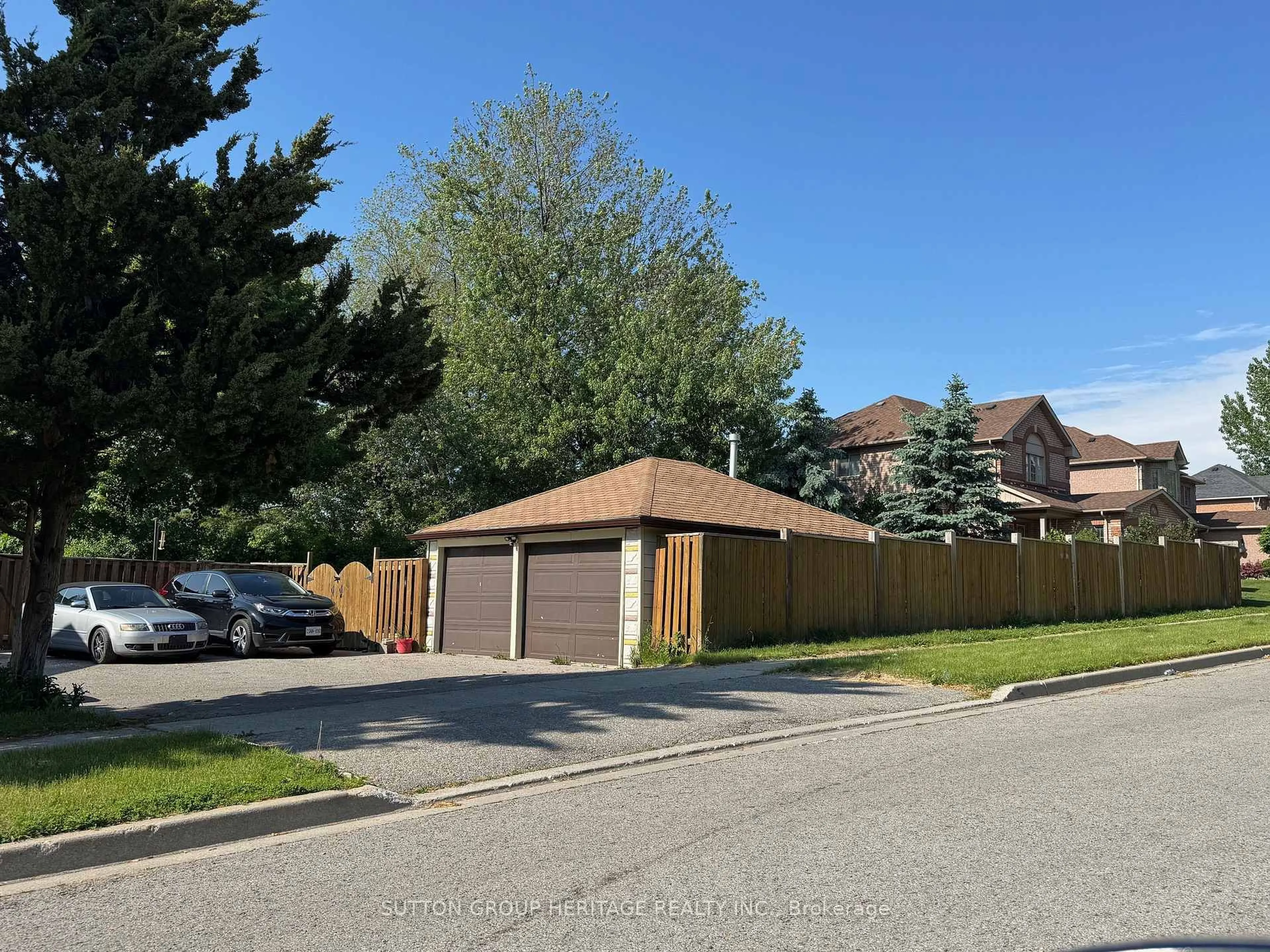 A pic from outside/outdoor area/front of a property/back of a property/a pic from drone, street for 693 Old Harwood Ave, Ajax Ontario L1Z 1E4