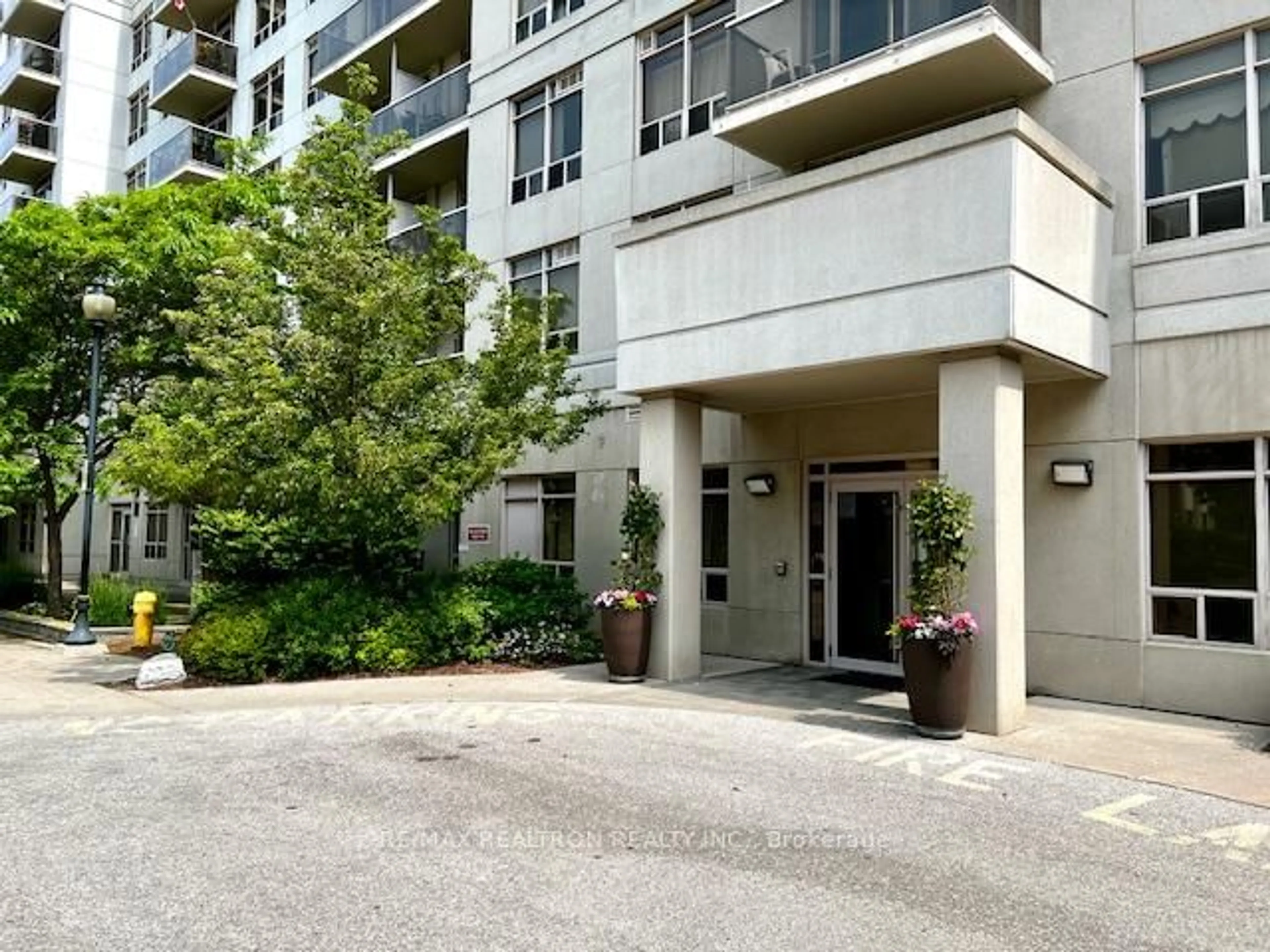 Indoor foyer for 3650 Kingston Rd #726, Toronto Ontario M1M 3X9
