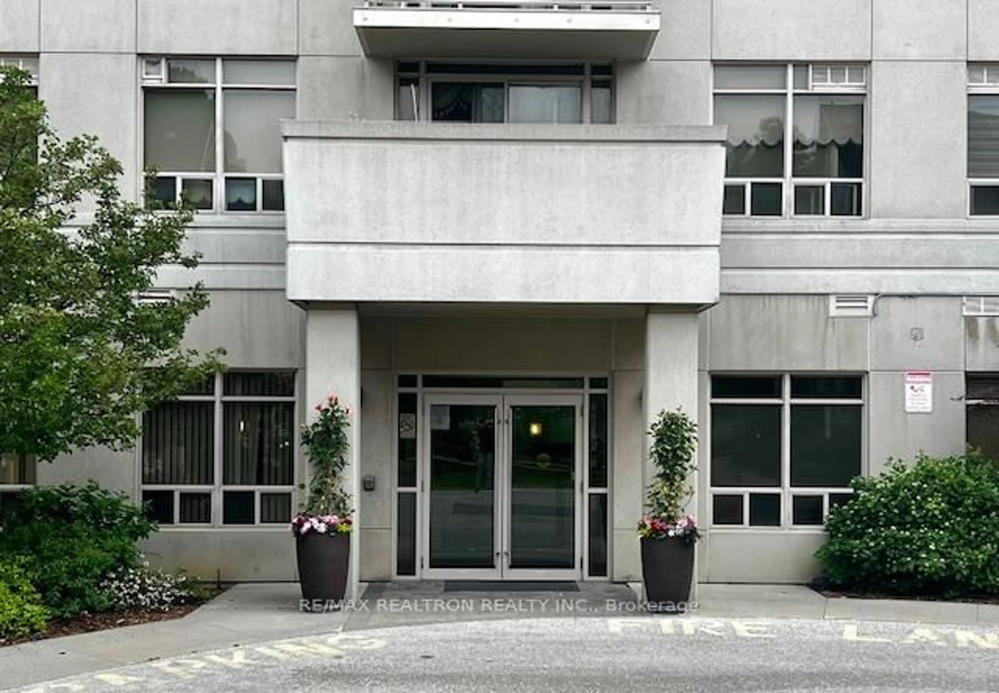 Indoor foyer for 3650 Kingston Rd #726, Toronto Ontario M1M 3X9