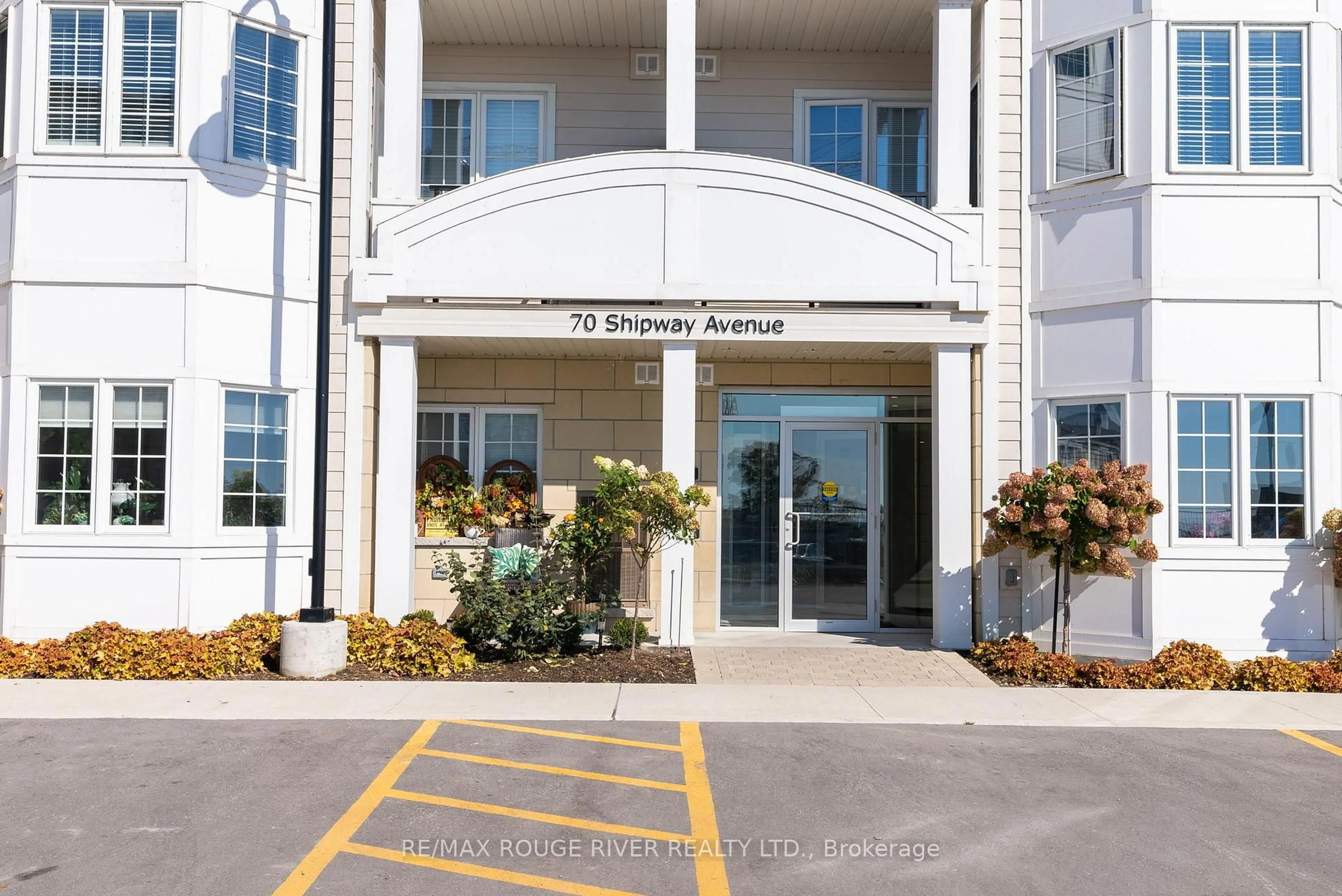 Indoor foyer for 70 Shipway Ave #206, Clarington Ontario L1B 0A1