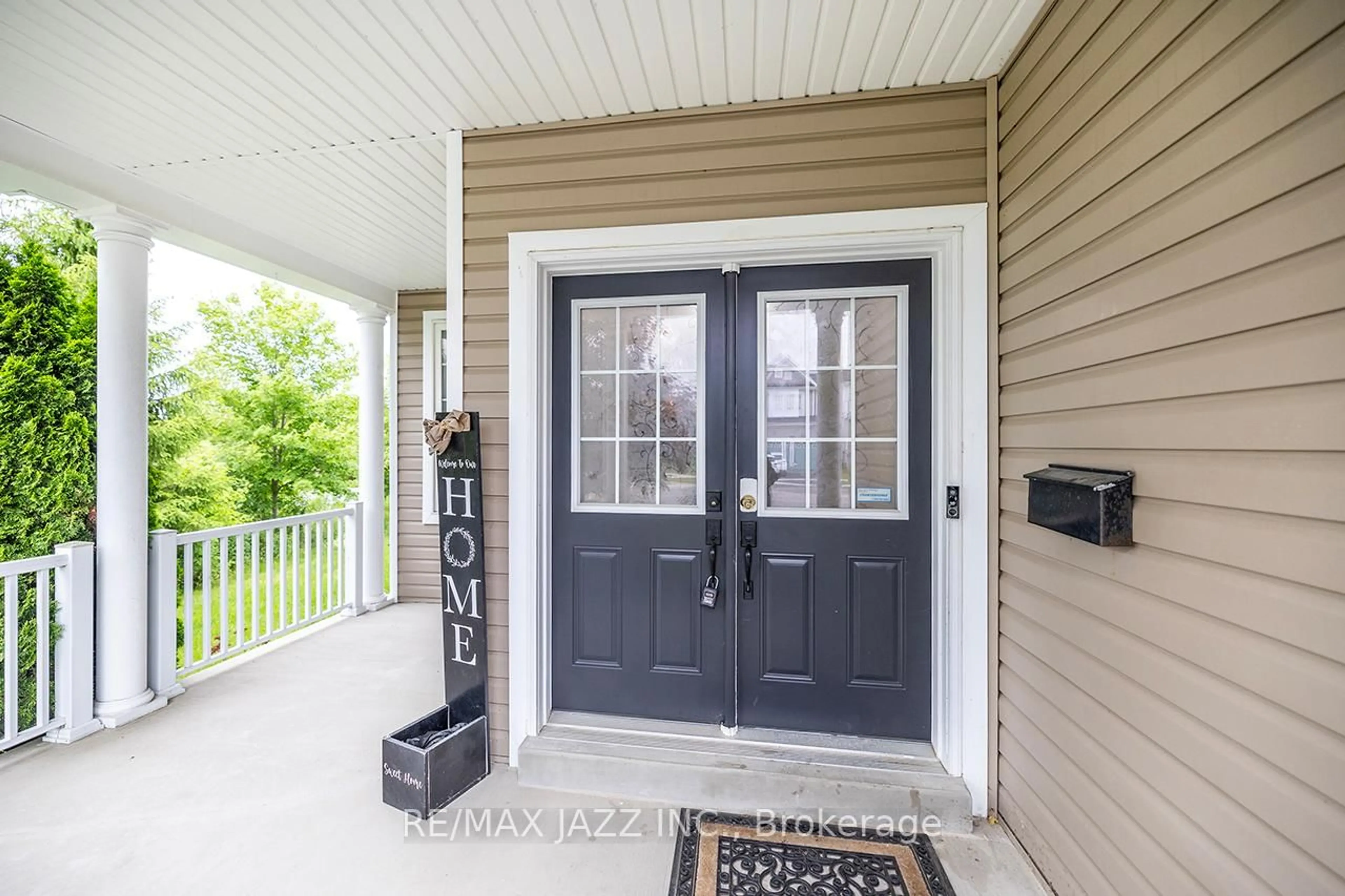 Indoor entryway for 1643 Coldstream Dr, Oshawa Ontario L1K 3B5