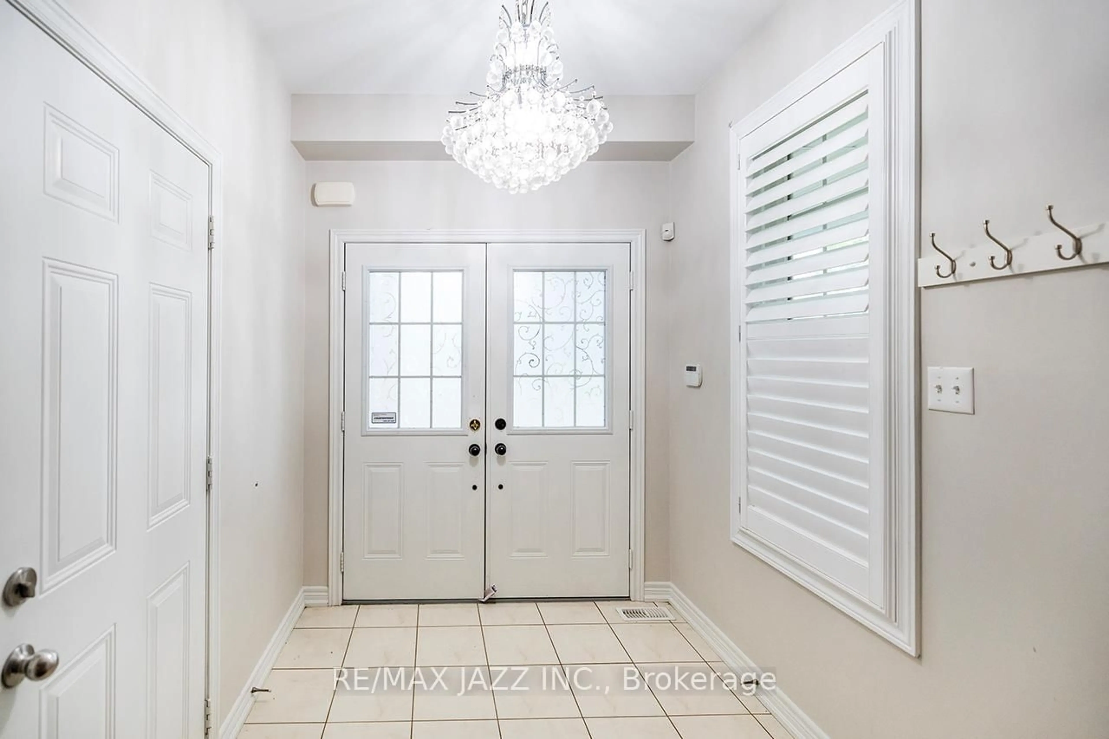 Indoor entryway for 1643 Coldstream Dr, Oshawa Ontario L1K 3B5