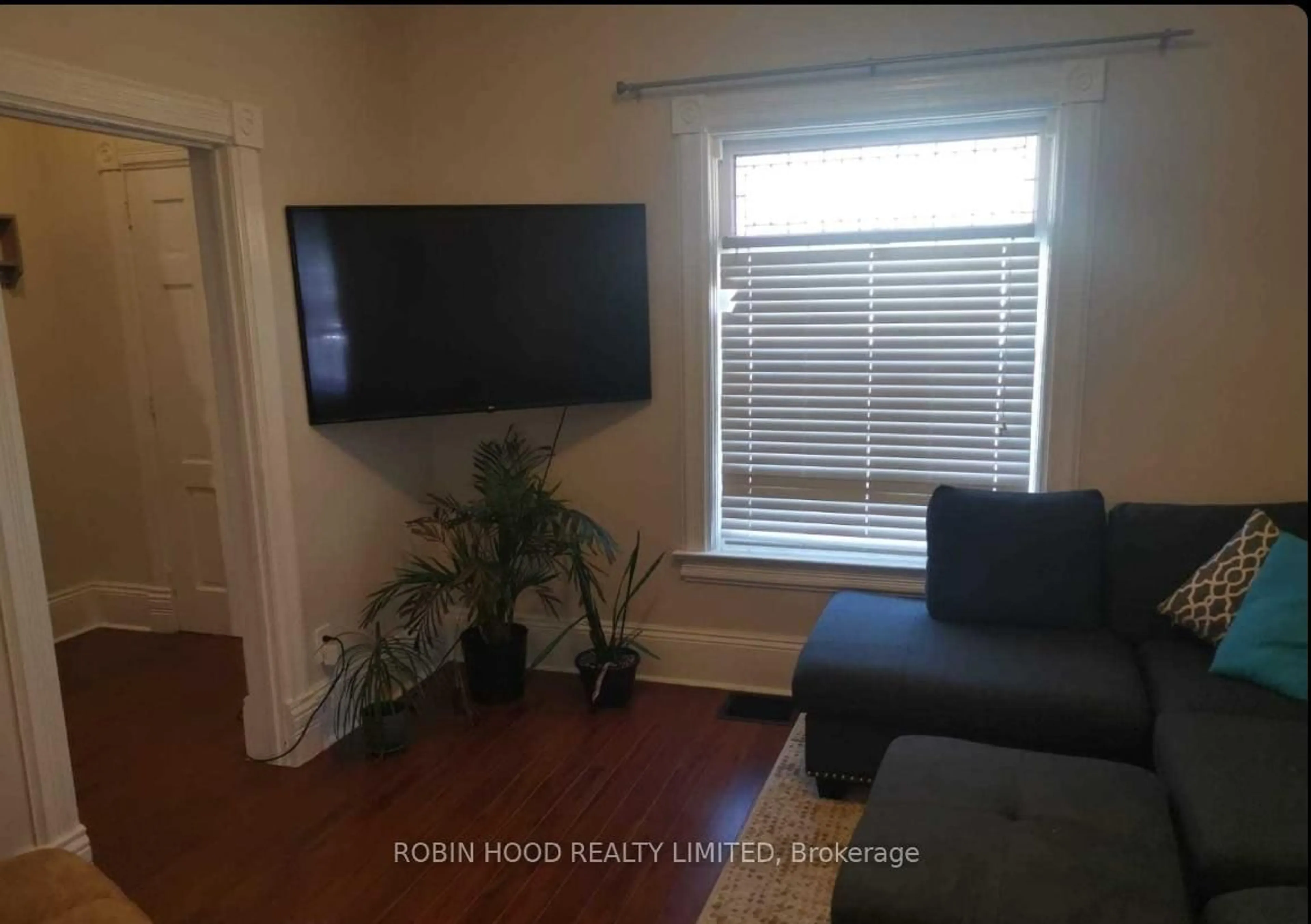 A pic of a room for 182 Albert St, Oshawa Ontario L1H 4R2