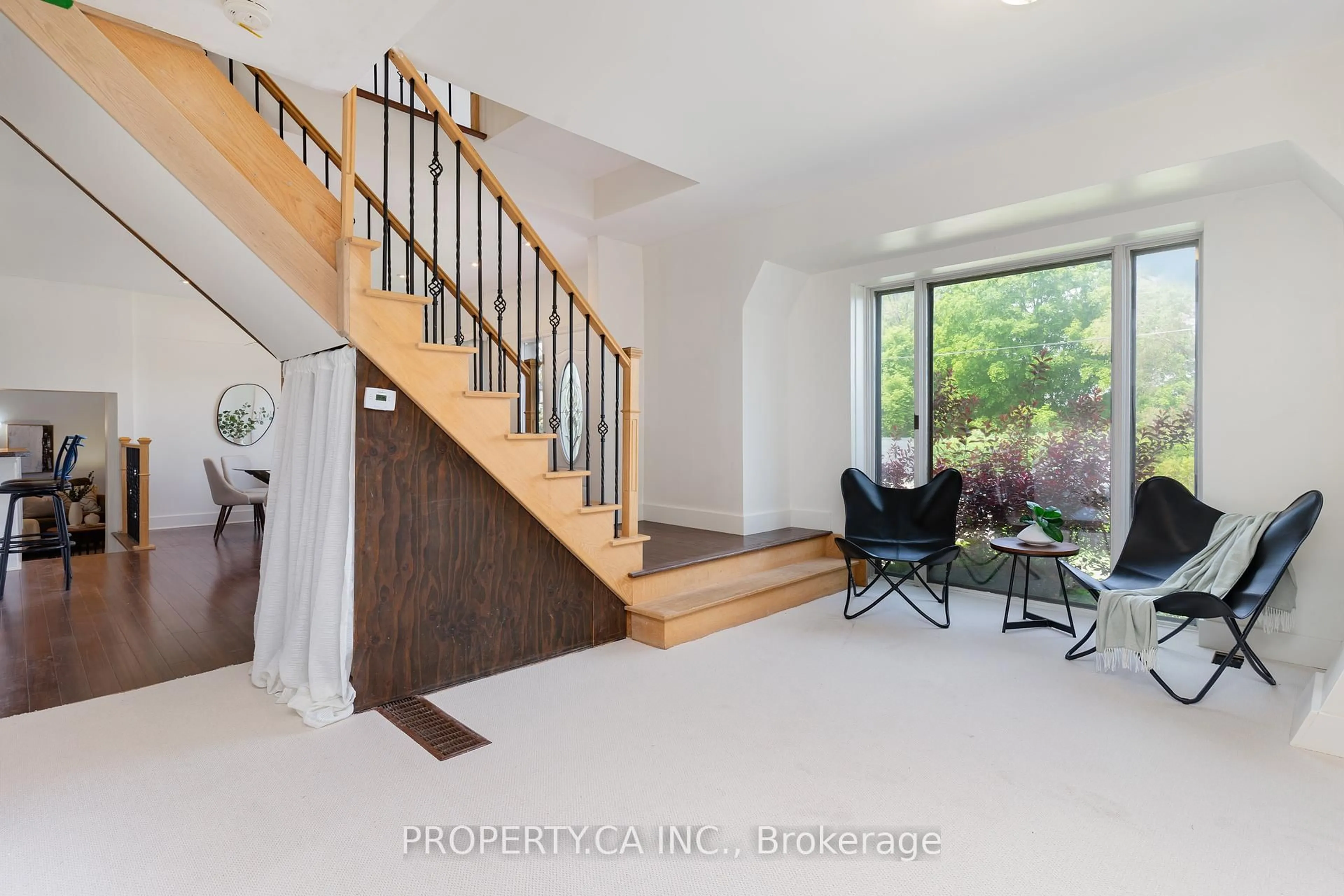 Indoor foyer for 47 Clonmore Dr, Toronto Ontario M1N 1X7
