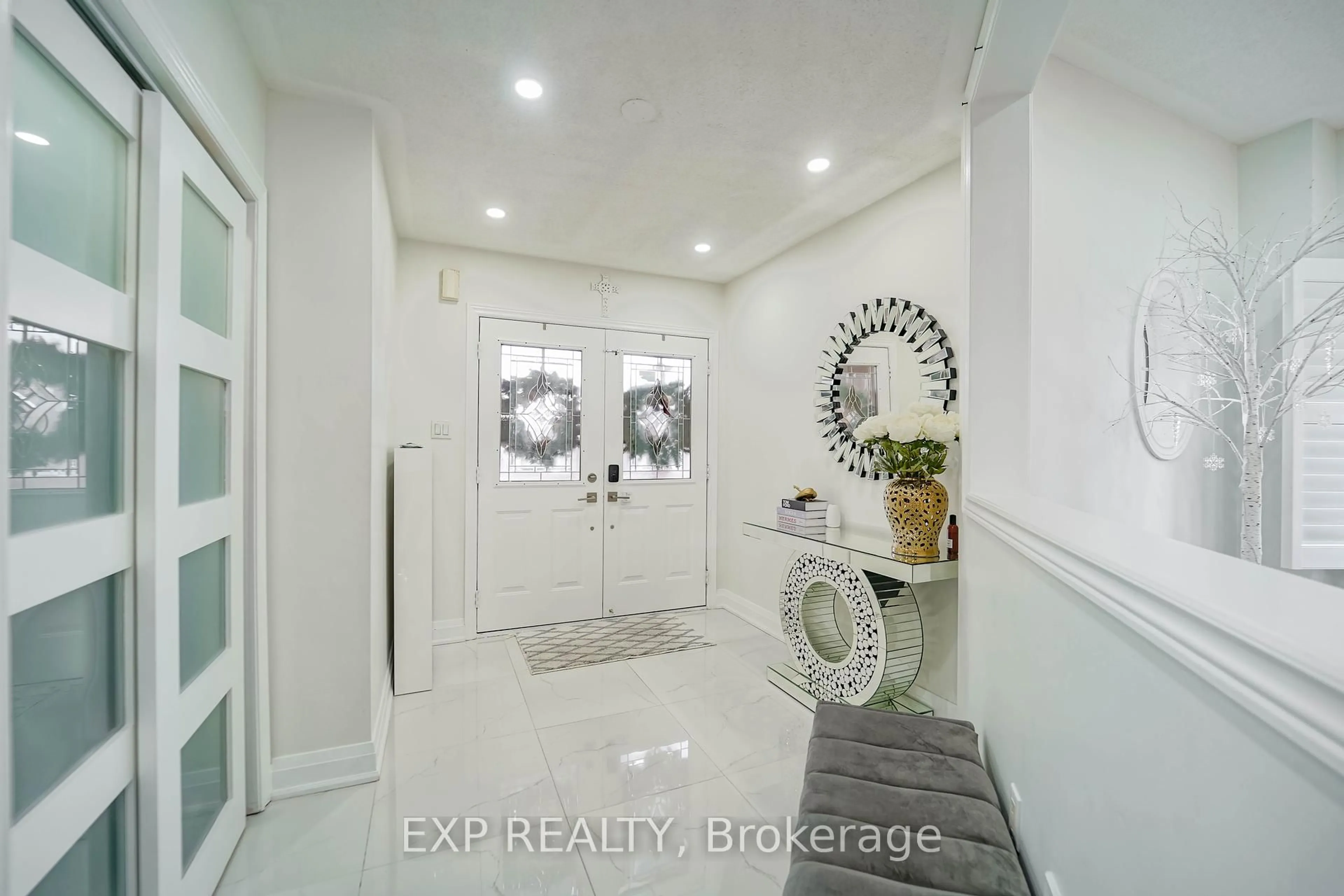 Indoor entryway for 33 Gloria Cres, Whitby Ontario L1P 1V4