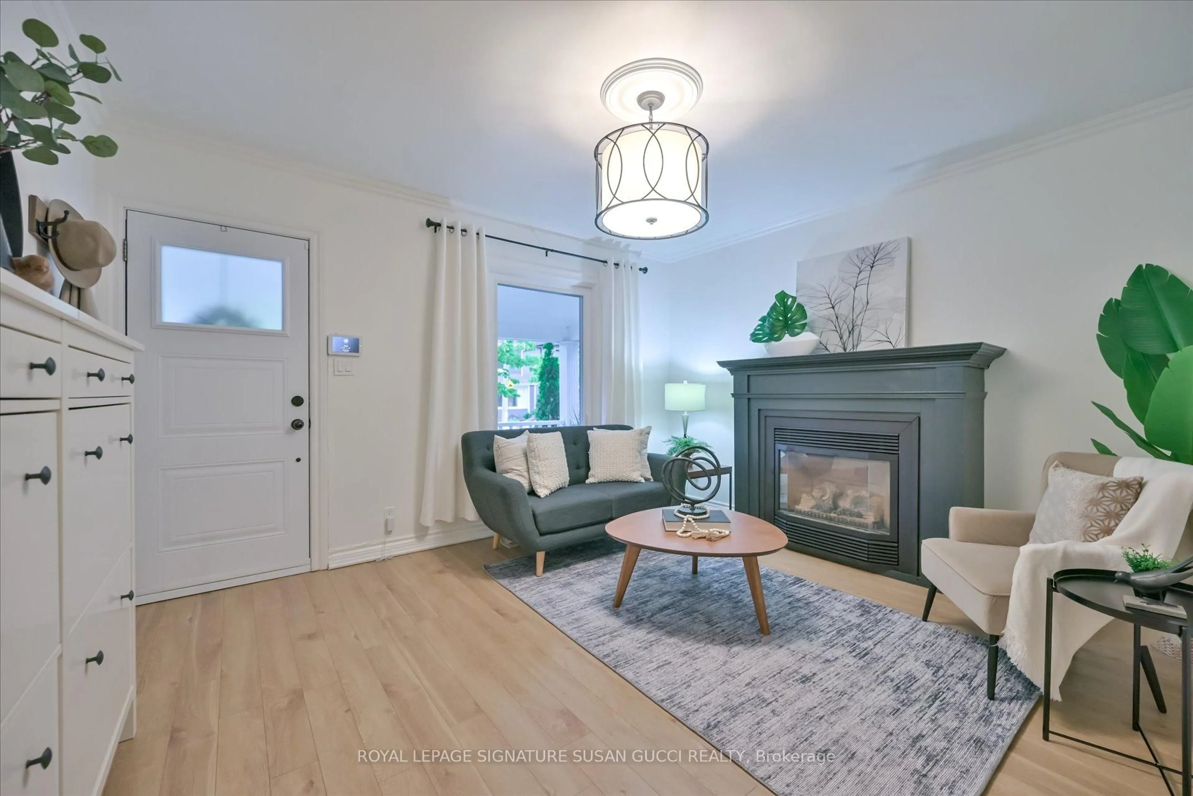 Living room with furniture, wood/laminate floor for 208 Oak Park Ave, Toronto Ontario M4C 4M8