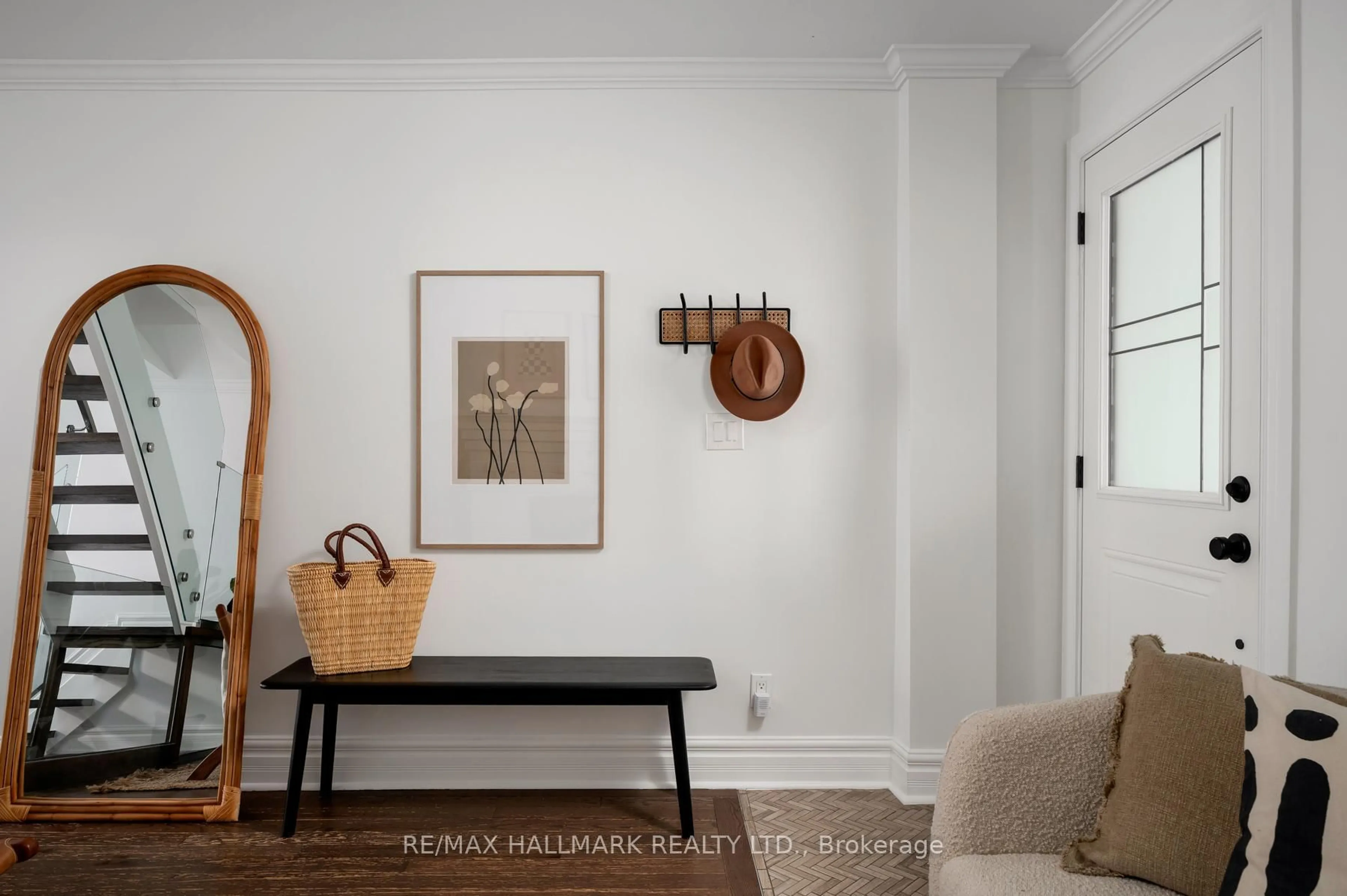 Indoor entryway for 33 Ashdale Ave, Toronto Ontario M4L 2Y6