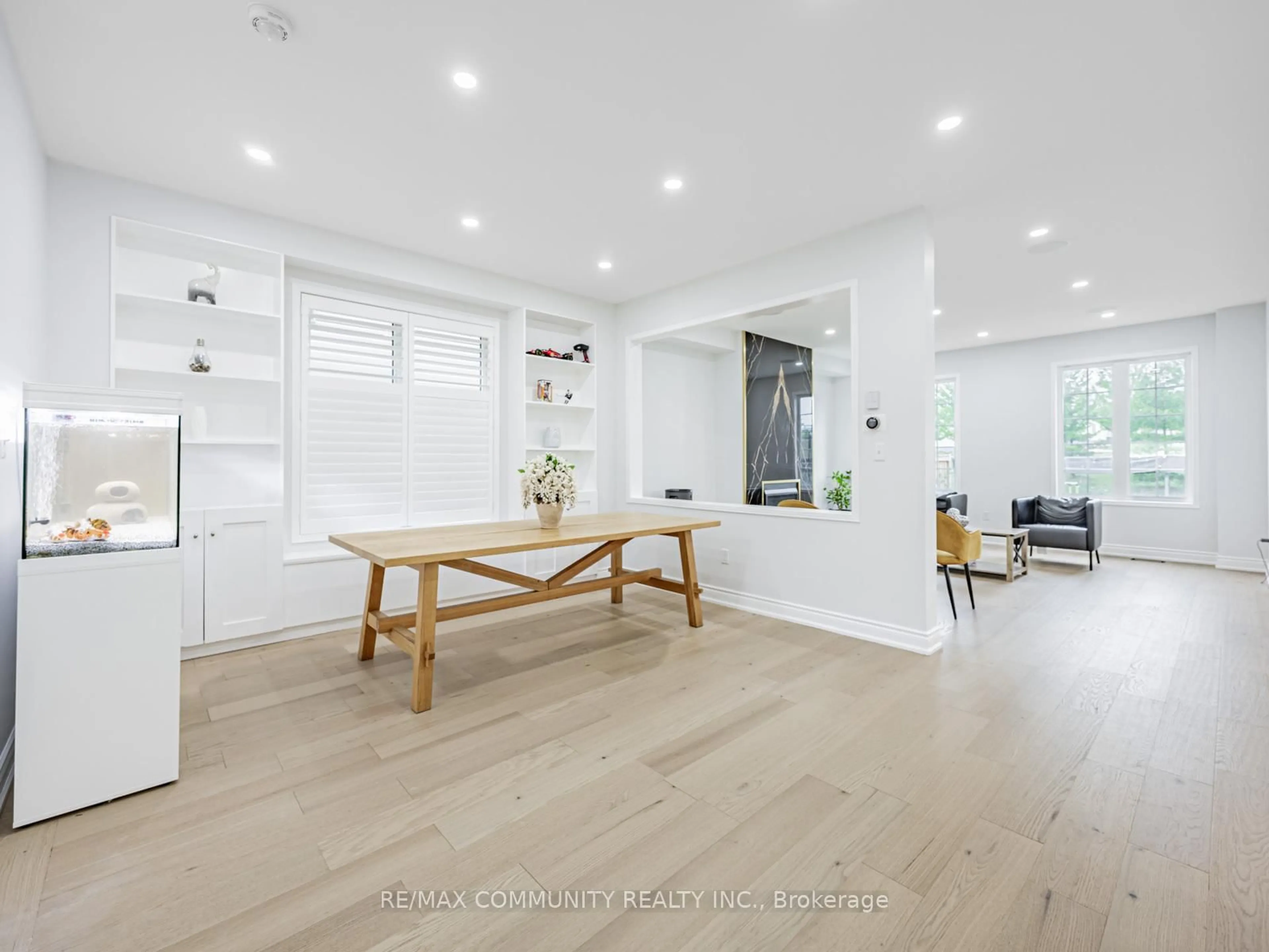 Open concept kitchen, wood/laminate floor for 2440 Secreto Dr, Oshawa Ontario L1L 0H6