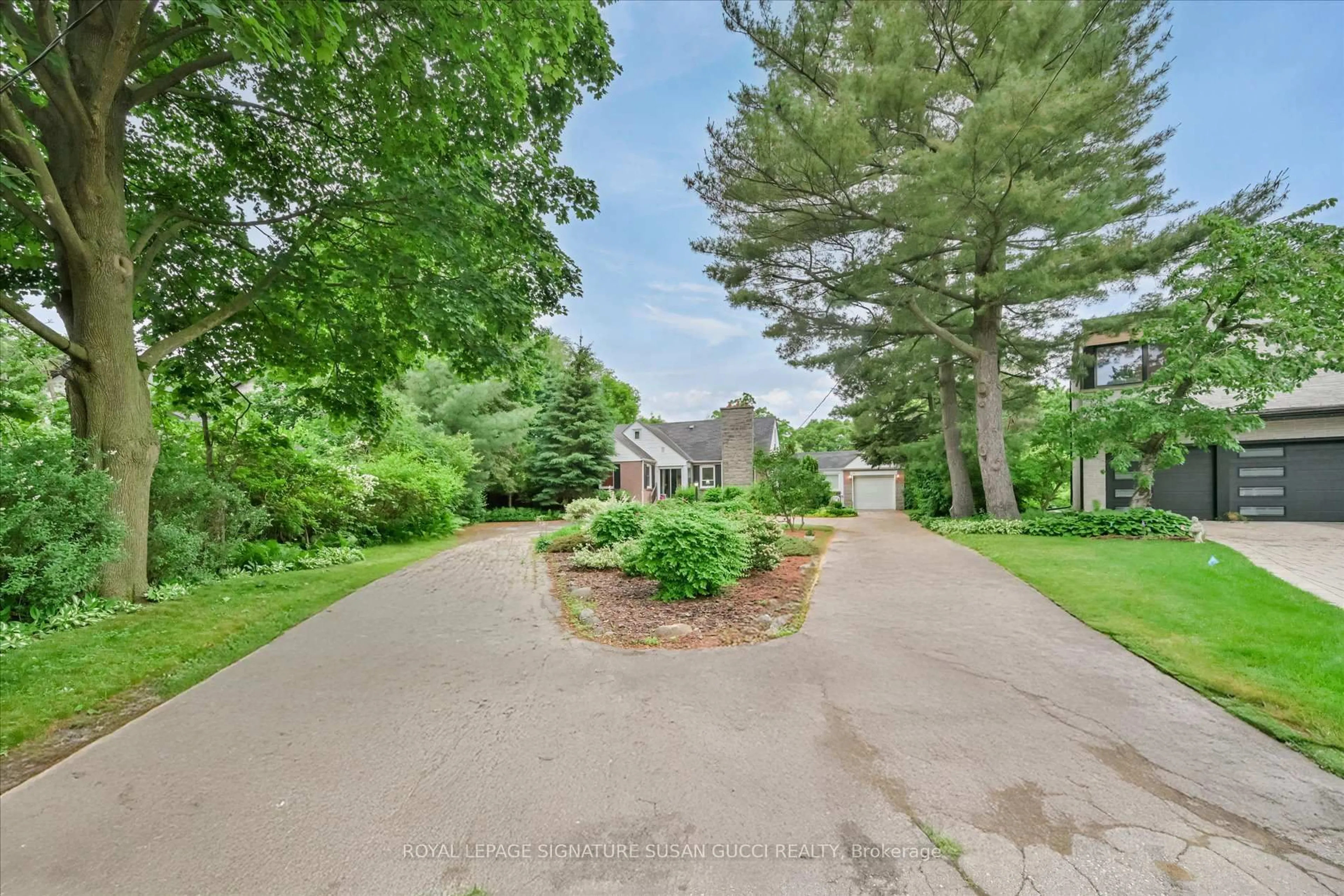 A pic from outside/outdoor area/front of a property/back of a property/a pic from drone, street for 1 Glenshaw Cres, Toronto Ontario M4B 2C8