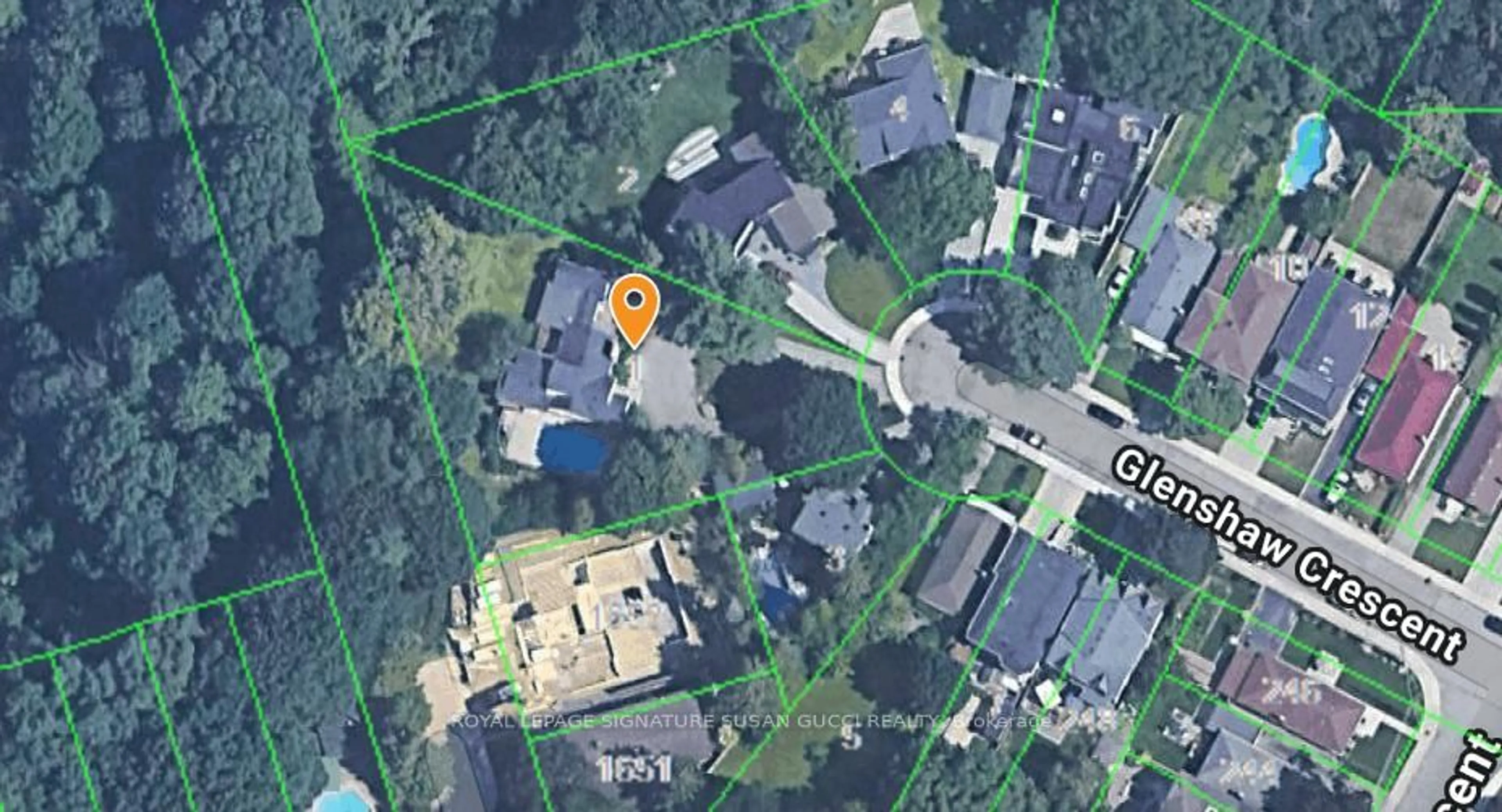 A pic from outside/outdoor area/front of a property/back of a property/a pic from drone, street for 1 Glenshaw Cres, Toronto Ontario M4B 2C8